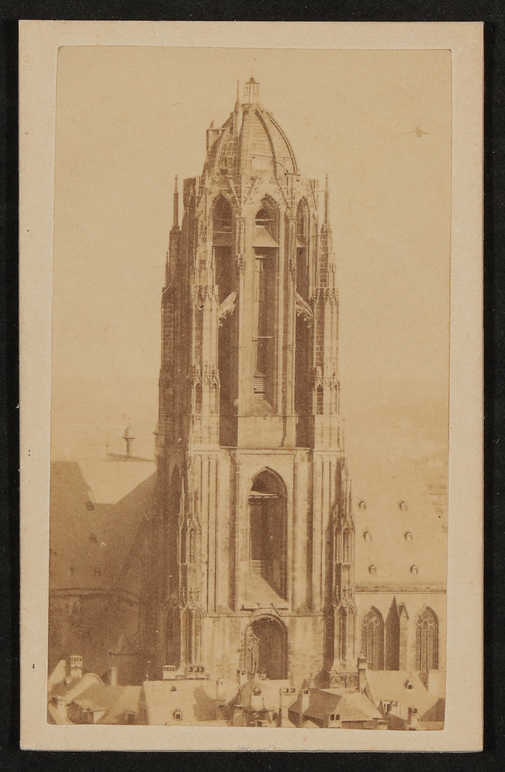 Frontalblick auf den Glockenturm von der Paulskirche aus (Freies Deutsches Hochstift / Frankfurter Goethe-Museum CC0)