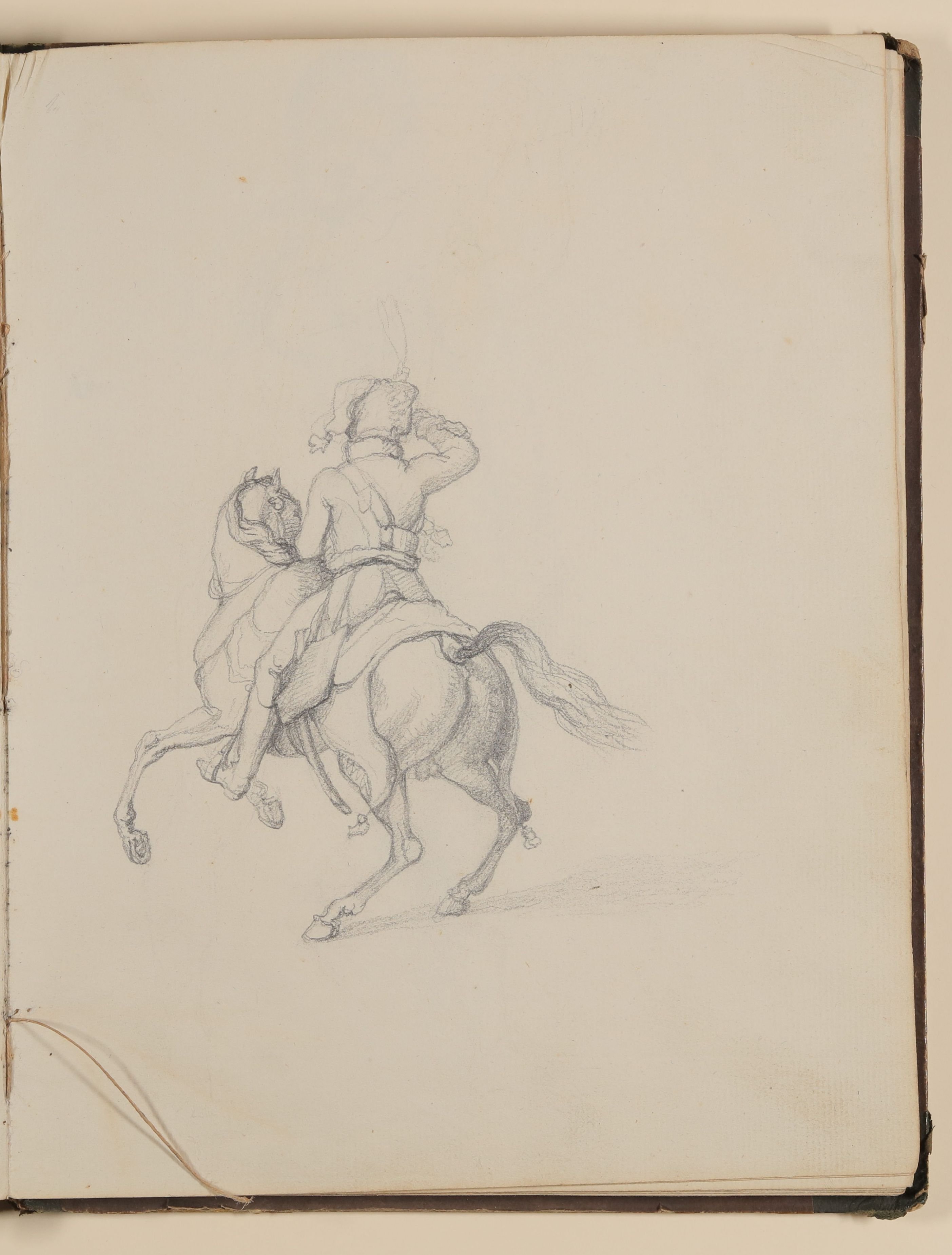Salutierender Soldat mit Husarenmütze auf seinem Pferd [aus einem Skizzenbuch von unbekannter Hand, evtl. des Louis Thomassin] (Freies Deutsches Hochstift / Frankfurter Goethe-Museum CC BY-NC-SA)