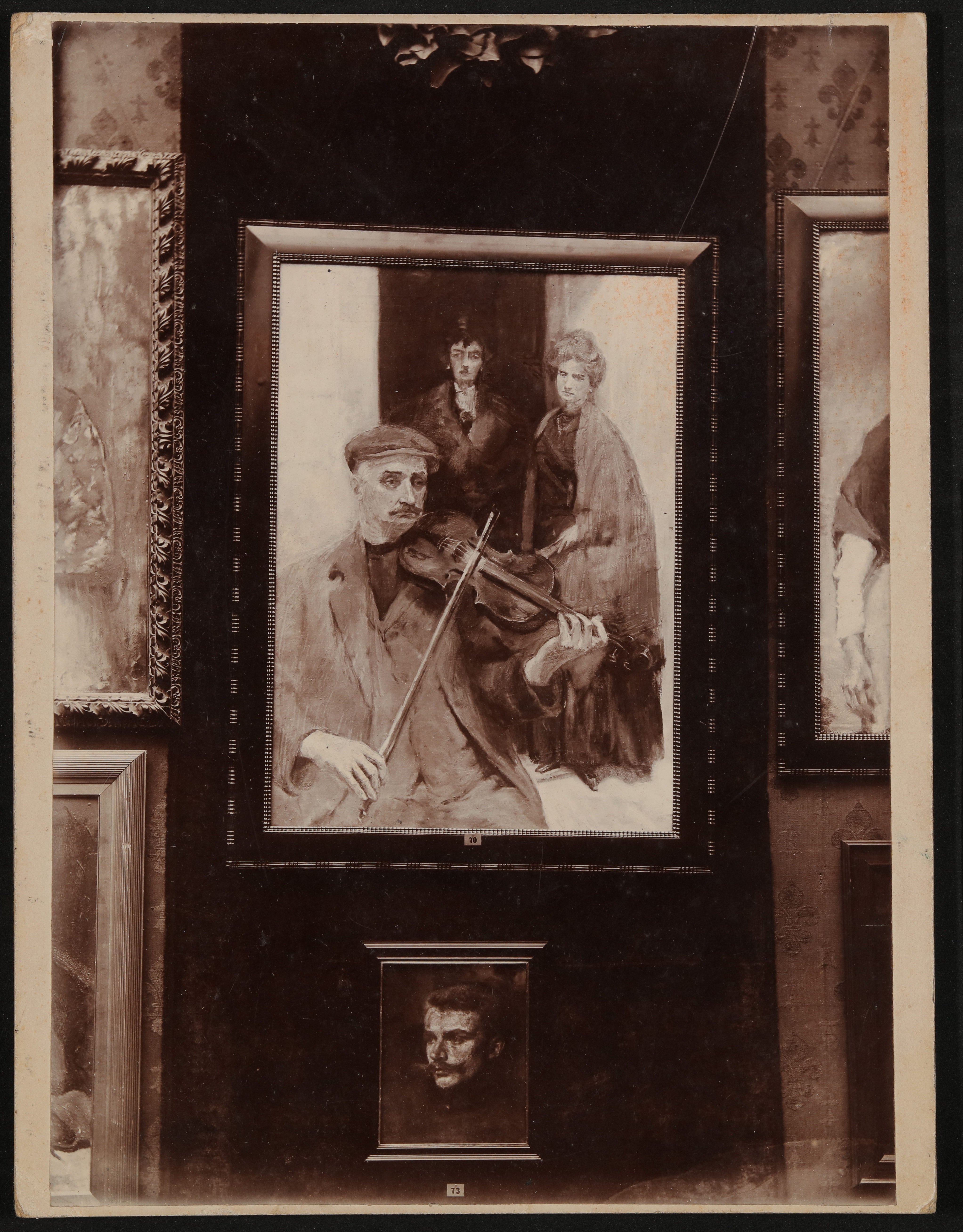 Foto von Gemälden (Geigespieler und junger Mann) von Hans Schlesinger, vermutlich in der Ausstellung 1907 (Freies Deutsches Hochstift / Frankfurter Goethe-Museum CC BY-NC-SA)