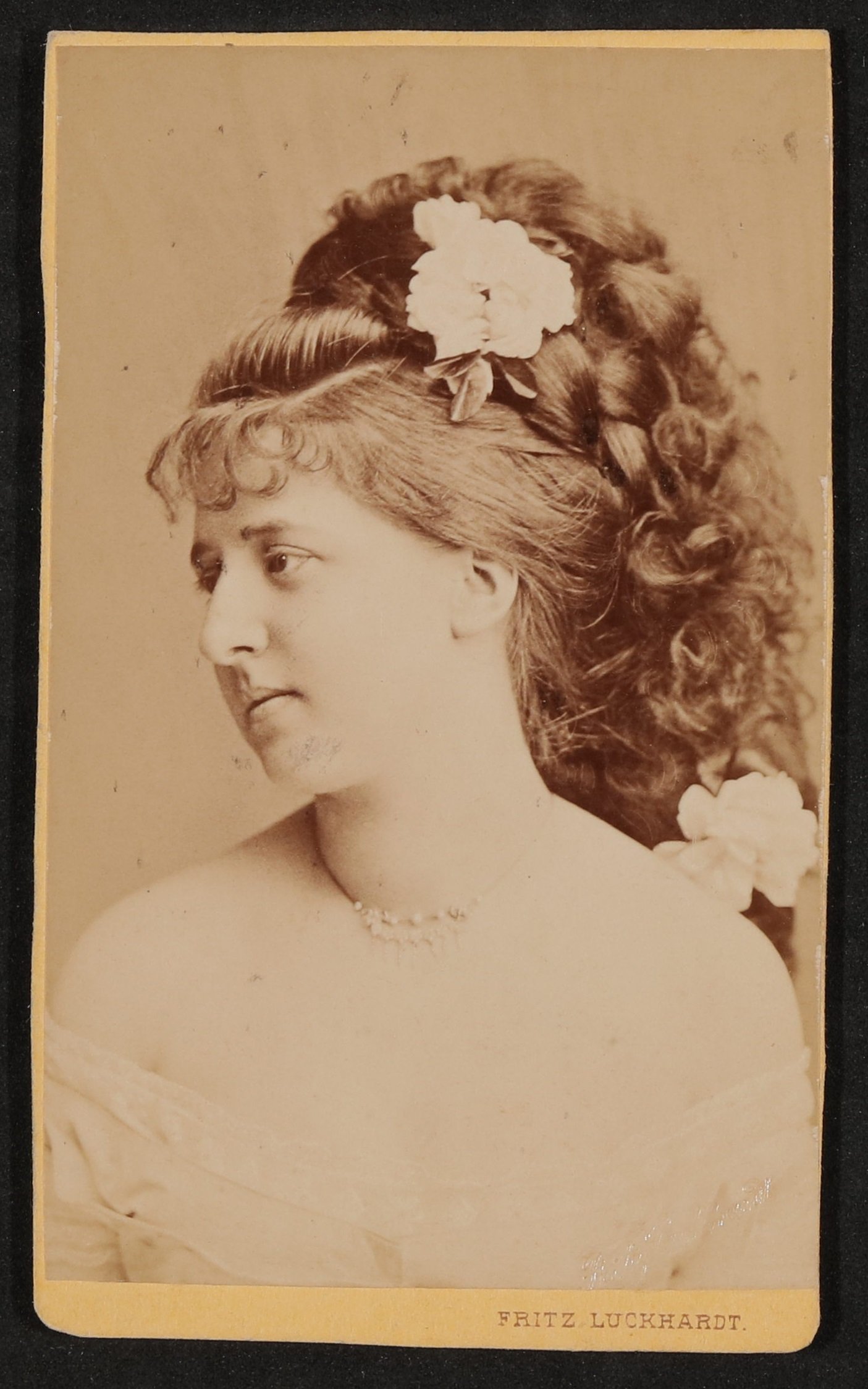 Portrait von Anna von Hofmannsthal als junger Frau (Freies Deutsches Hochstift / Frankfurter Goethe-Museum CC BY-NC-SA)