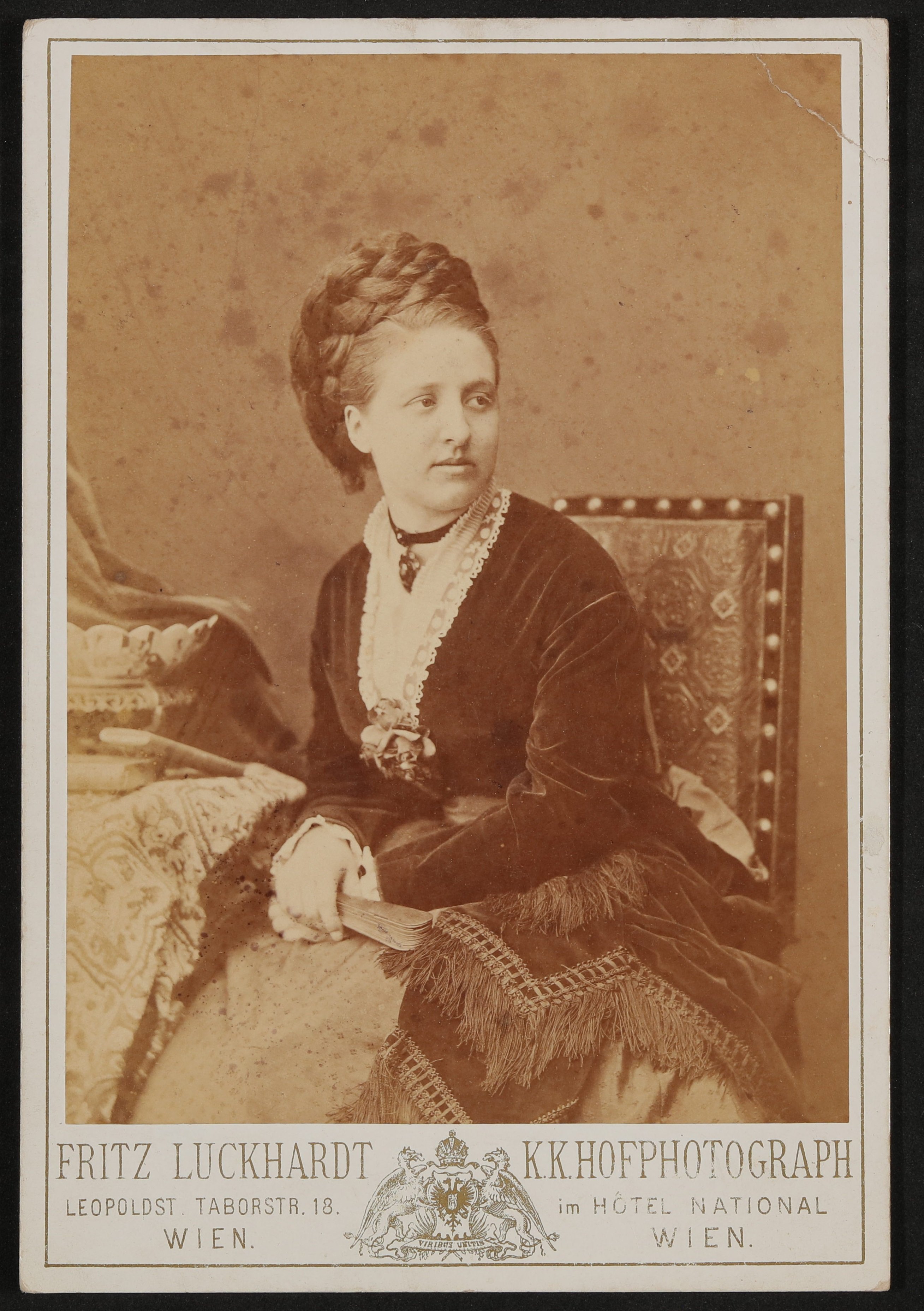 Portrait von Anna von Hofmannsthal als junger Frau im Sitzen (Freies Deutsches Hochstift / Frankfurter Goethe-Museum CC BY-NC-SA)