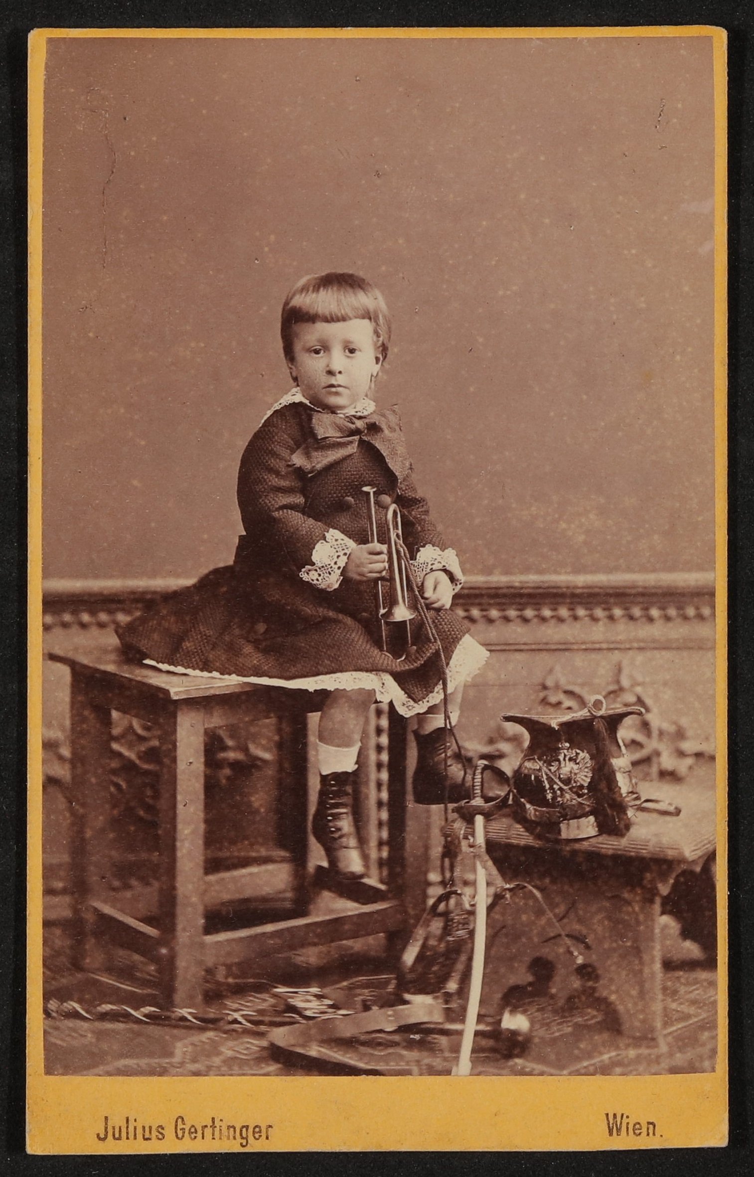 Hofmannsthal als Kleinkind, sitzend, mit einer Trompete in der Hand (Freies Deutsches Hochstift / Frankfurter Goethe-Museum CC BY-NC-SA)