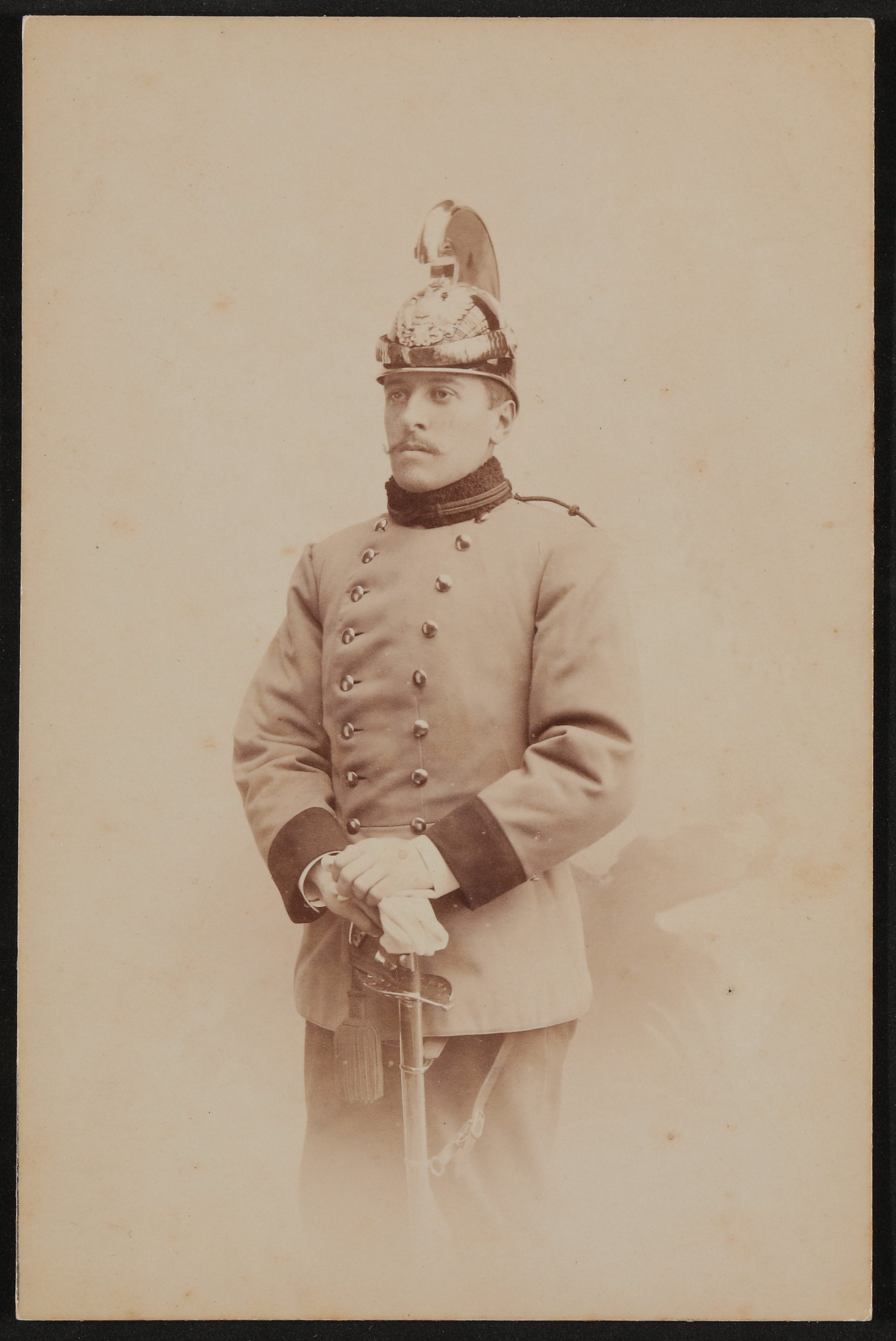 Hofmannsthal als junger Mann mit Zwirbelbart in Militär-Uniform mit Helm im Halbprofil (Freies Deutsches Hochstift / Frankfurter Goethe-Museum CC BY-NC-SA)