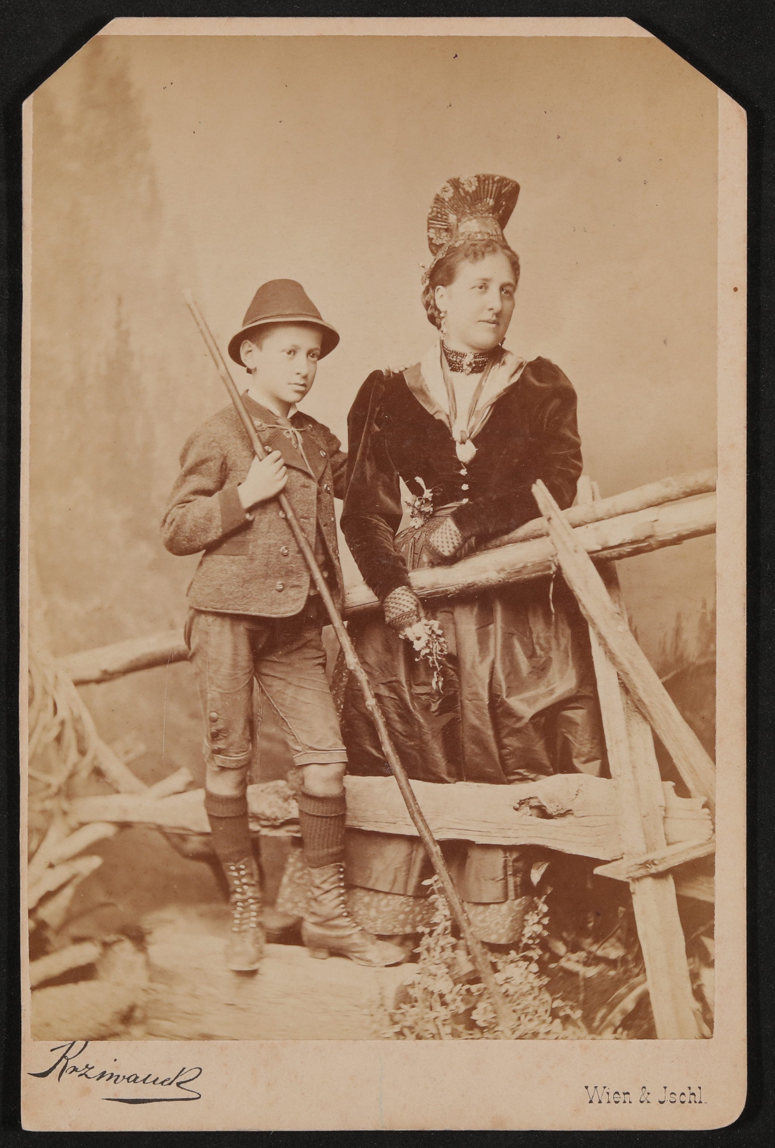 Hofmannsthal als Kind mit seiner Mutter in steirischer Tracht (Freies Deutsches Hochstift / Frankfurter Goethe-Museum CC BY-NC-SA)