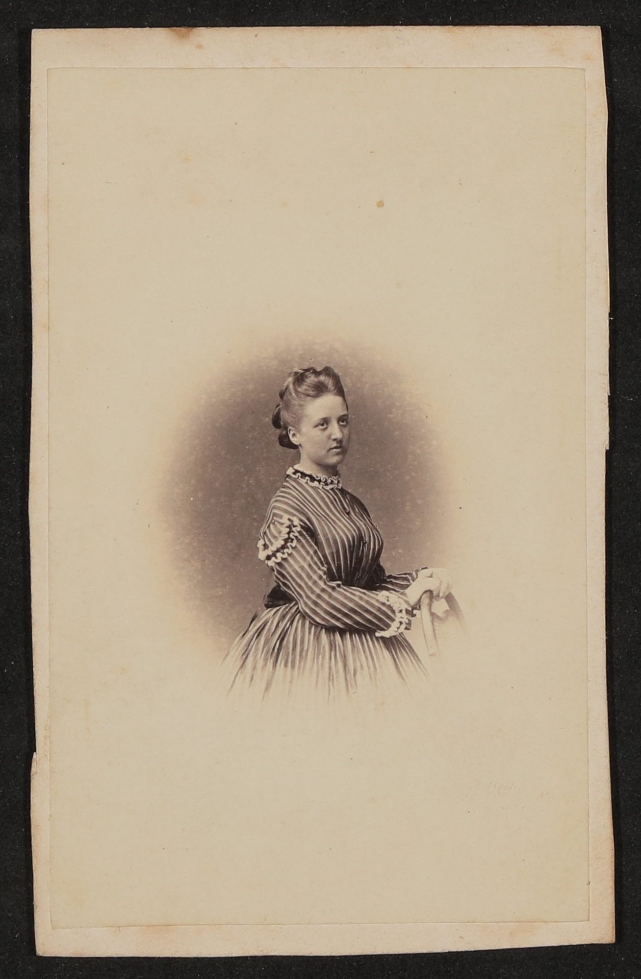 Anna von Hofmannsthal als junge Frau im gestreiften Kleid (Freies Deutsches Hochstift / Frankfurter Goethe-Museum CC BY-NC-SA)