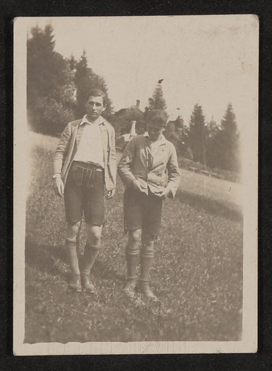 Zwei junge Männer, eventuell Raimund und Franz von Hofmannsthal, in Lederhosen auf einer Wiese (Freies Deutsches Hochstift / Frankfurter Goethe-Museum CC BY-NC-SA)