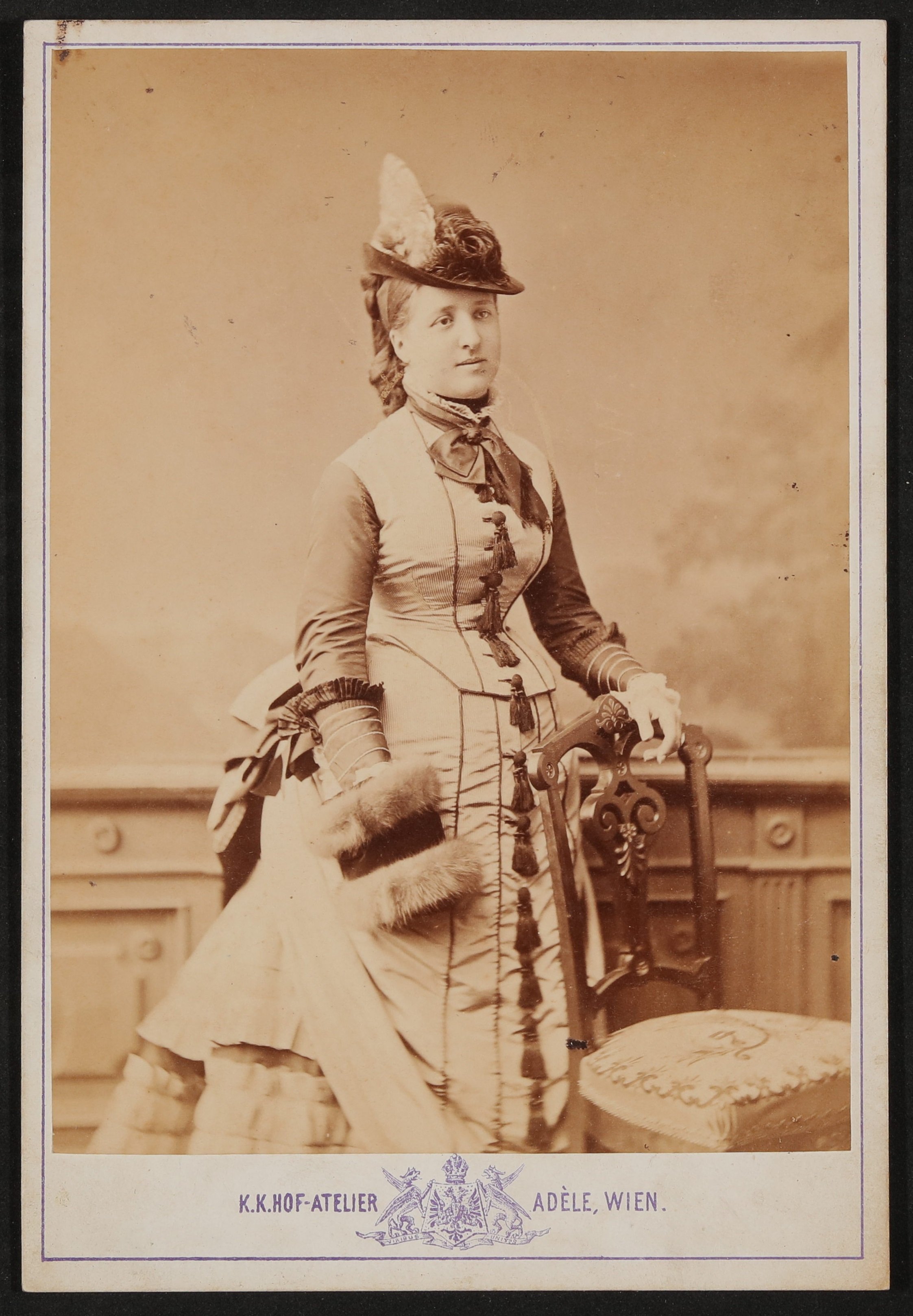 Portrait von Anna von Hofmannsthal als junger Frau mit Hut, auf einen Stuhl gelehnt (Freies Deutsches Hochstift / Frankfurter Goethe-Museum CC BY-NC-SA)