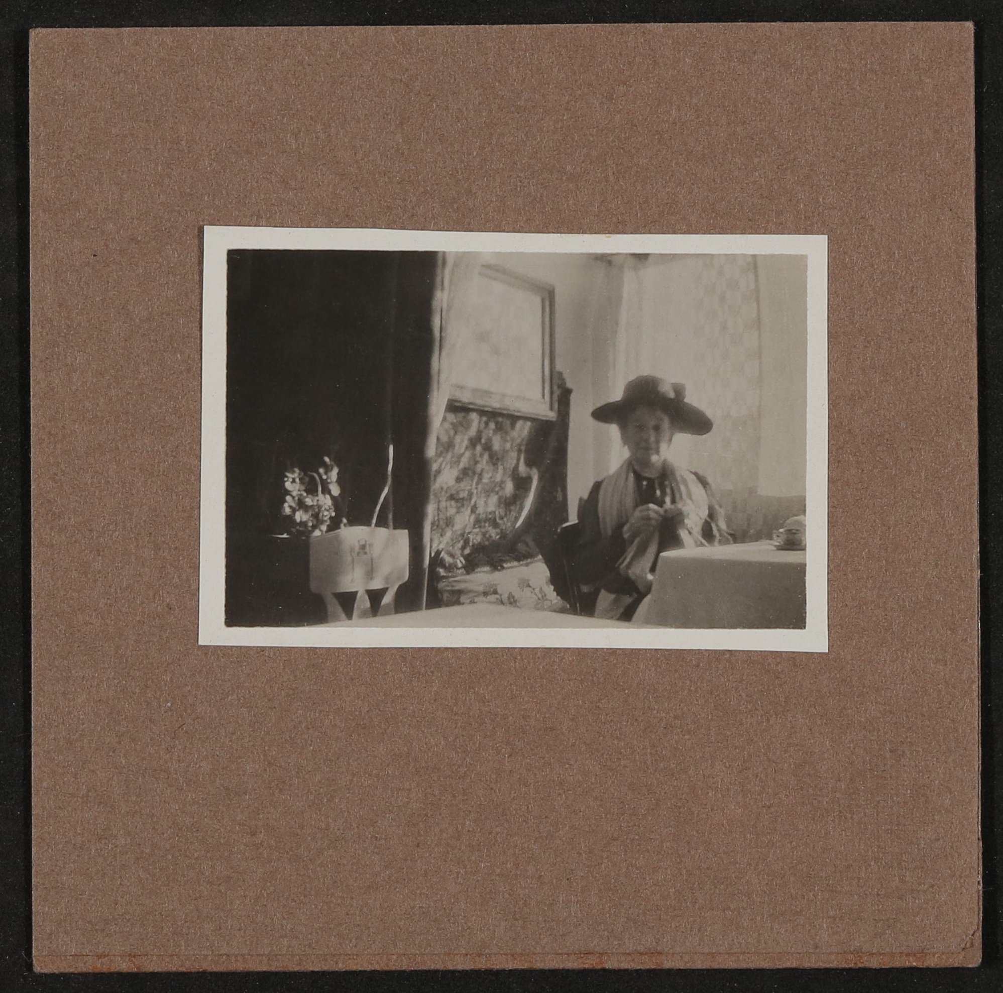 Unbekannte strickende Dame mit Hut in einem Wohnzimmer oder Café sitzend (Freies Deutsches Hochstift / Frankfurter Goethe-Museum CC BY-NC-SA)