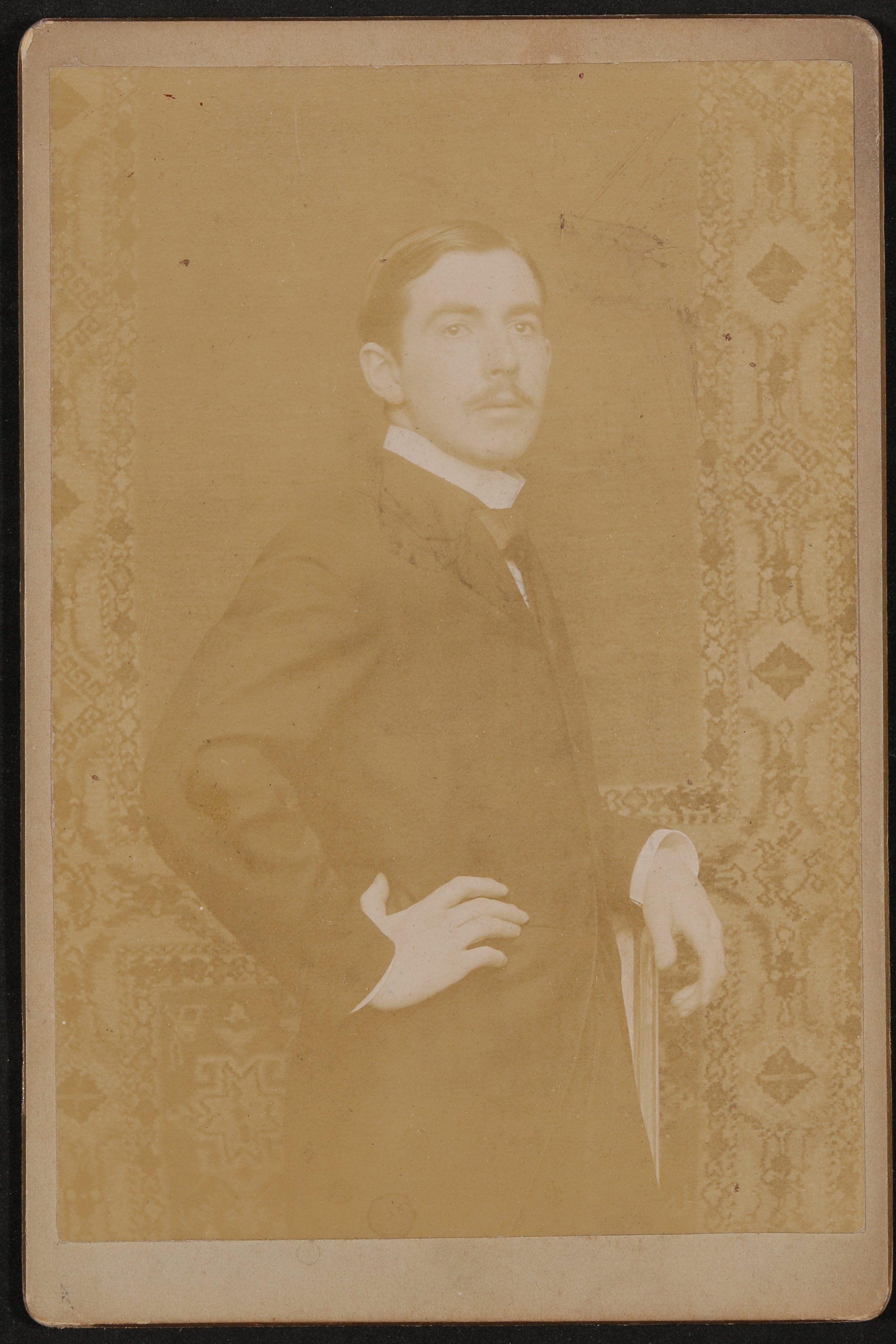Portrait eines jungen Mannes mit Schnauzbart, stehend, mit Arm in die Hüfte gestemmt. (Freies Deutsches Hochstift / Frankfurter Goethe-Museum CC BY-NC-SA)