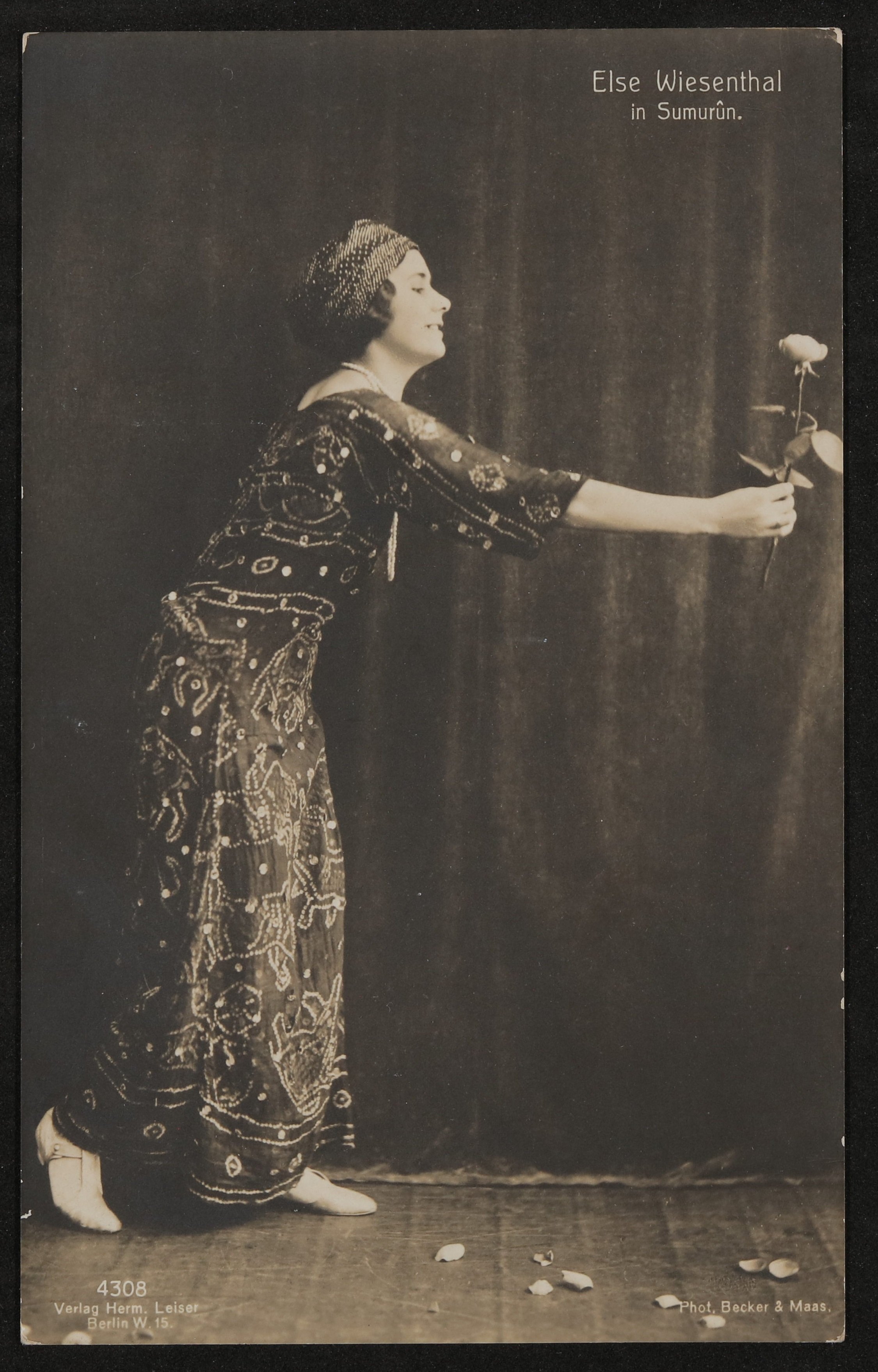 Elsa Wiesenthal in Sumurûn auf der Bühne mit einer Rose (Freies Deutsches Hochstift / Frankfurter Goethe-Museum CC BY-NC-SA)