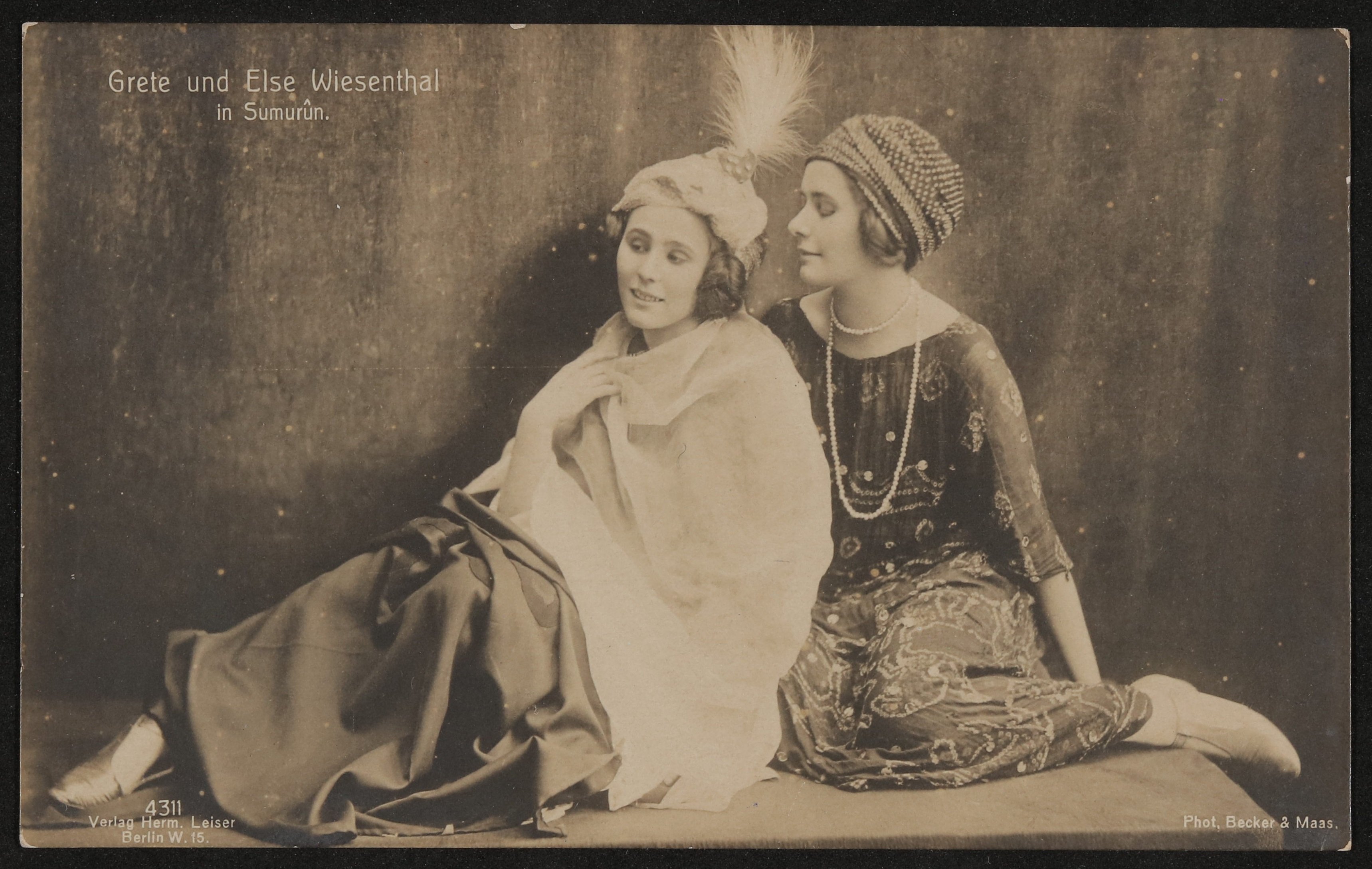 Grete und Elsa Wiesenthal im orientalischen Kostüm aus der Pantomime "Sumurûn" am Deutschen Theater, sitzend (Freies Deutsches Hochstift / Frankfurter Goethe-Museum CC BY-NC-SA)
