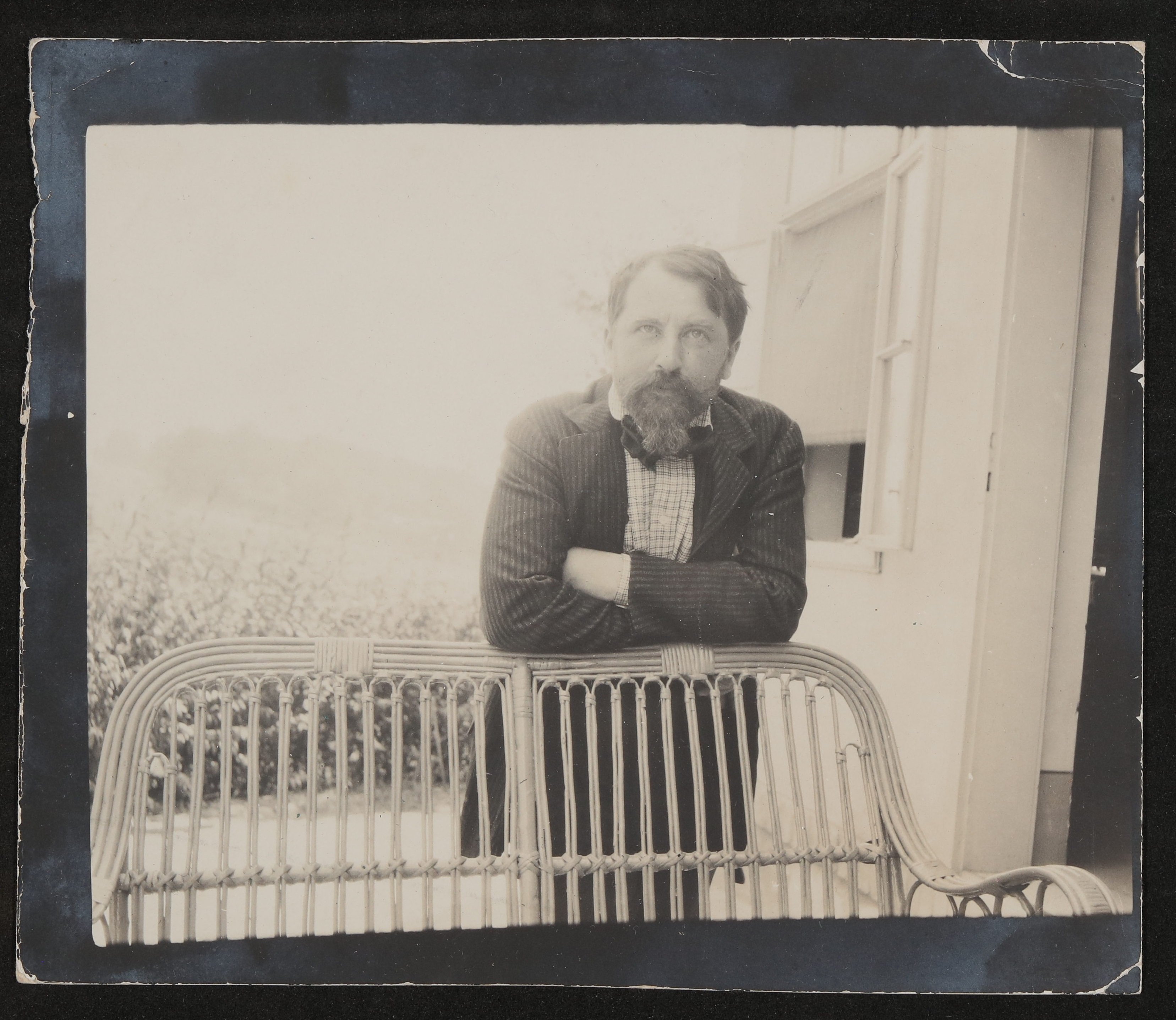 Arthur Schnitzler im Nadelstreifenanzug auf eine Korbbank gelehnt im Garten (Freies Deutsches Hochstift / Frankfurter Goethe-Museum CC BY-NC-SA)