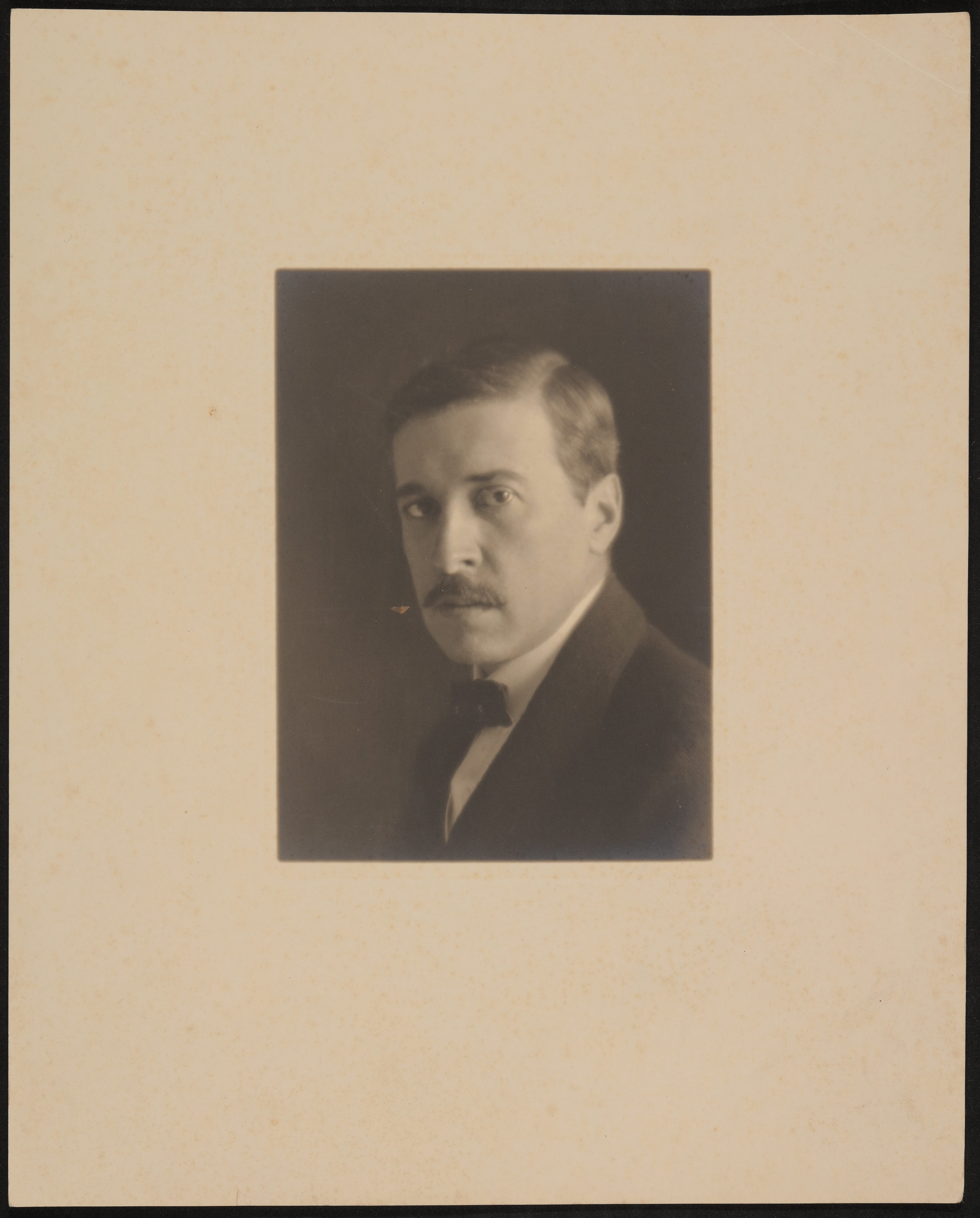 Portrait von Hugo von Hofmannsthal um 1900 mit Fliege (Freies Deutsches Hochstift / Frankfurter Goethe-Museum CC BY-NC-SA)