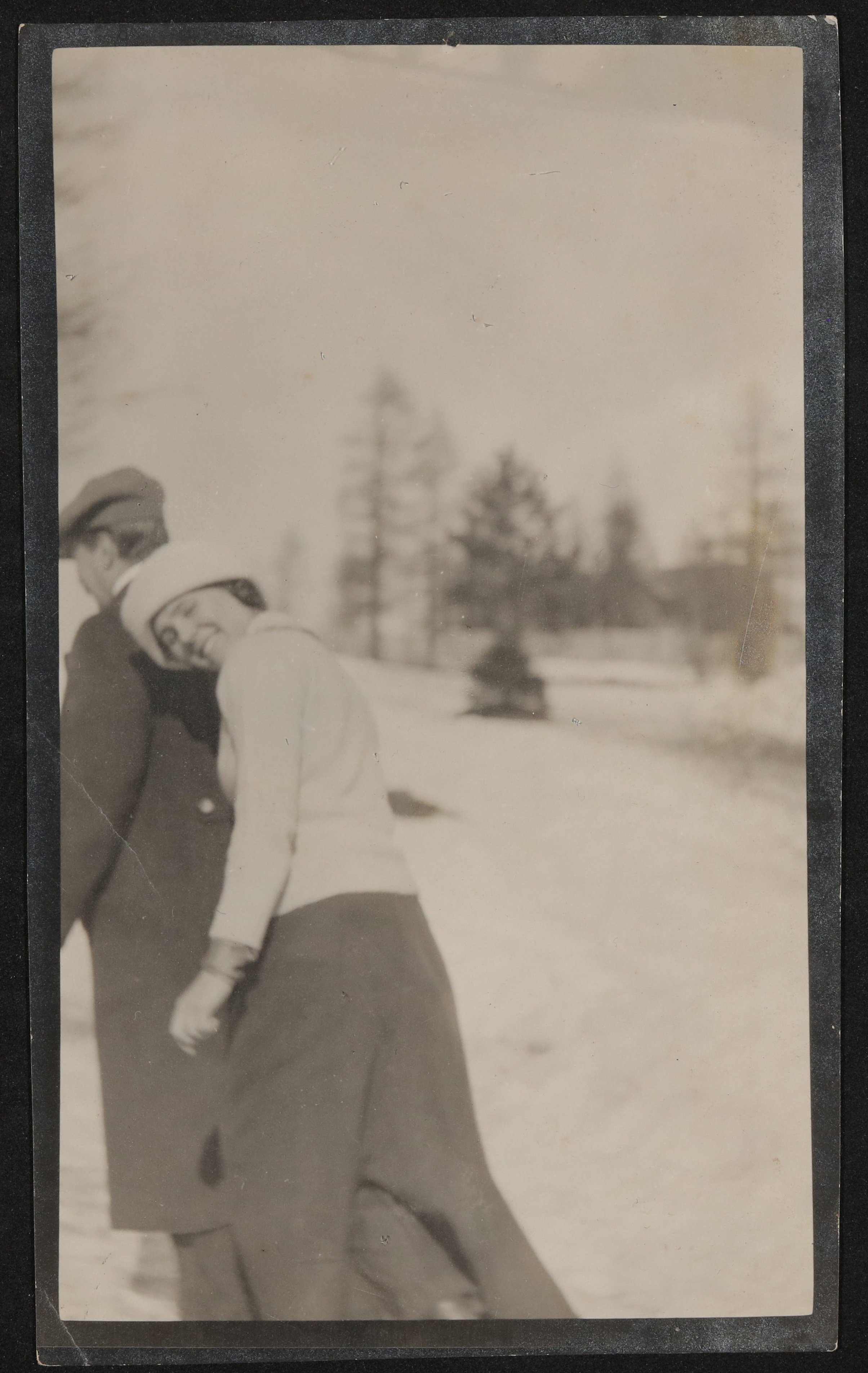 Hofmannsthal und Grete Wiesenthal mit Mantel und Mütze im Winter auf einer verschneiten Wiese (Freies Deutsches Hochstift / Frankfurter Goethe-Museum CC BY-NC-SA)
