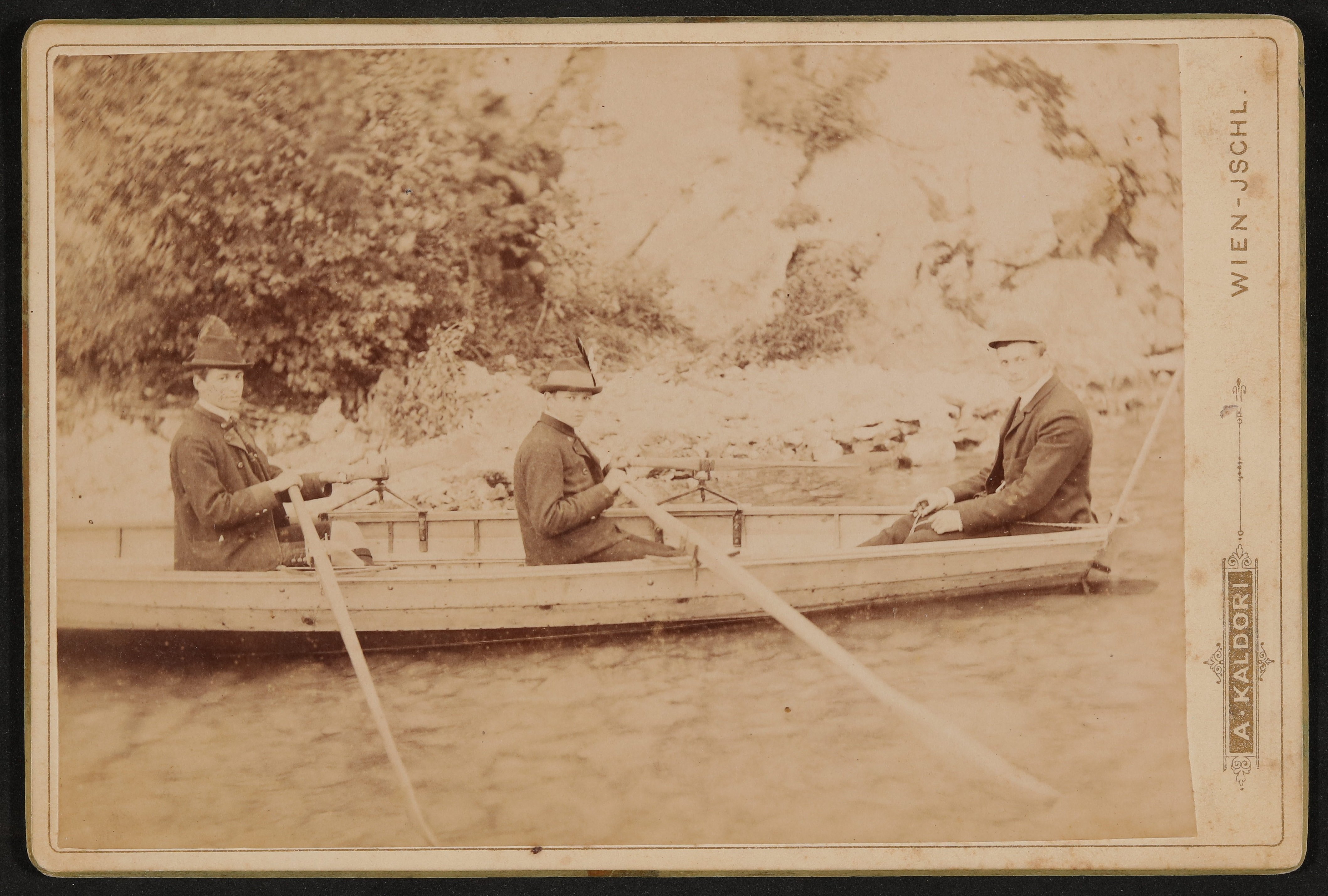Hofmannsthal als junger Mann mit zwei Freunden in einem Ruderboot (Freies Deutsches Hochstift / Frankfurter Goethe-Museum CC BY-NC-SA)