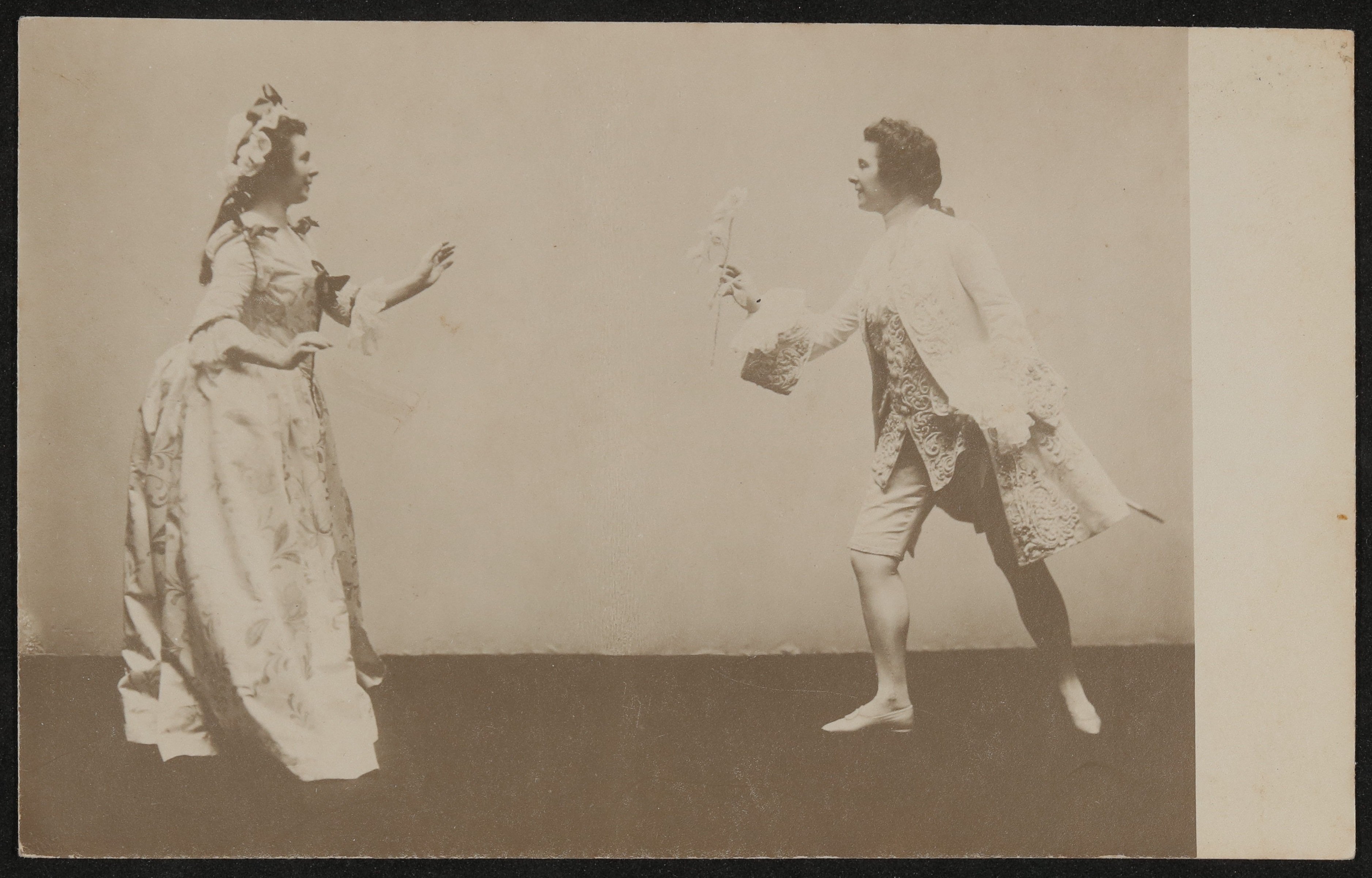 Bühnenszene aus "Der Rosenkavalier" (Rosenkavalier mit Rose und Sophie) mit handschriftlicher Widmung (Freies Deutsches Hochstift / Frankfurter Goethe-Museum CC BY-NC-SA)