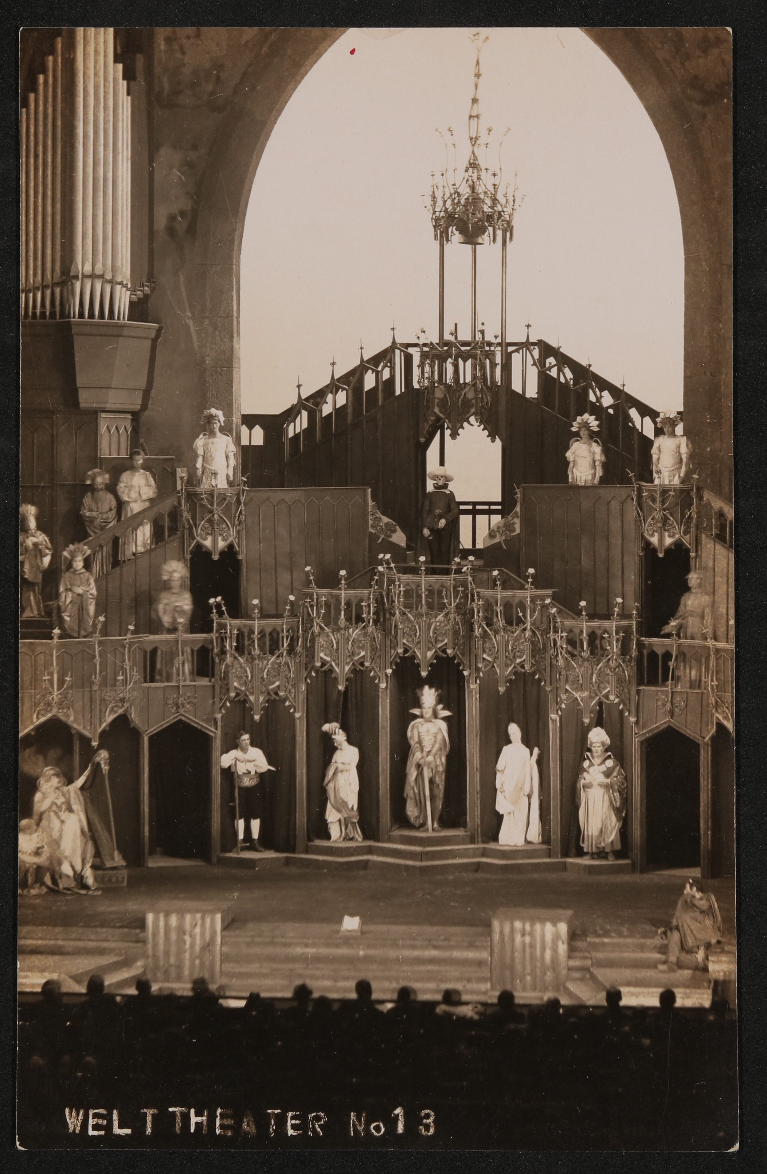 Bühnenbild von "Das Salzburger große Welttheater" in der Kollegienkirche (?) bei den Salzburger Festspielen 1922 (oder 1925 im Festspielhaus?) (Freies Deutsches Hochstift / Frankfurter Goethe-Museum CC BY-NC-SA)