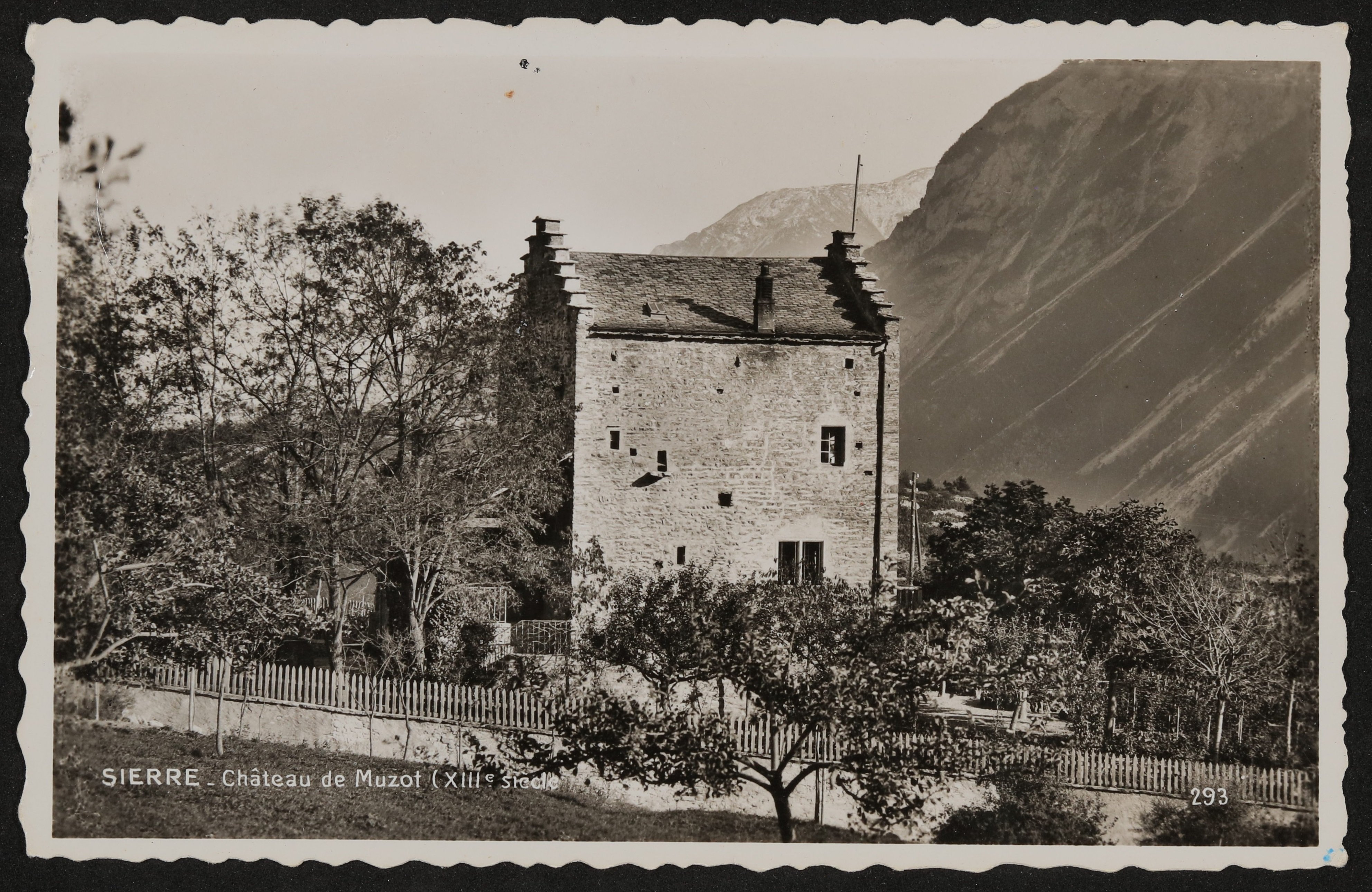Ansichtskarte vom Château de Muzot in Sierre, mit Postkartentext von Rudolf Kassner an Gerty von Hofmannsthal (1956) (Freies Deutsches Hochstift / Frankfurter Goethe-Museum CC BY-NC-SA)