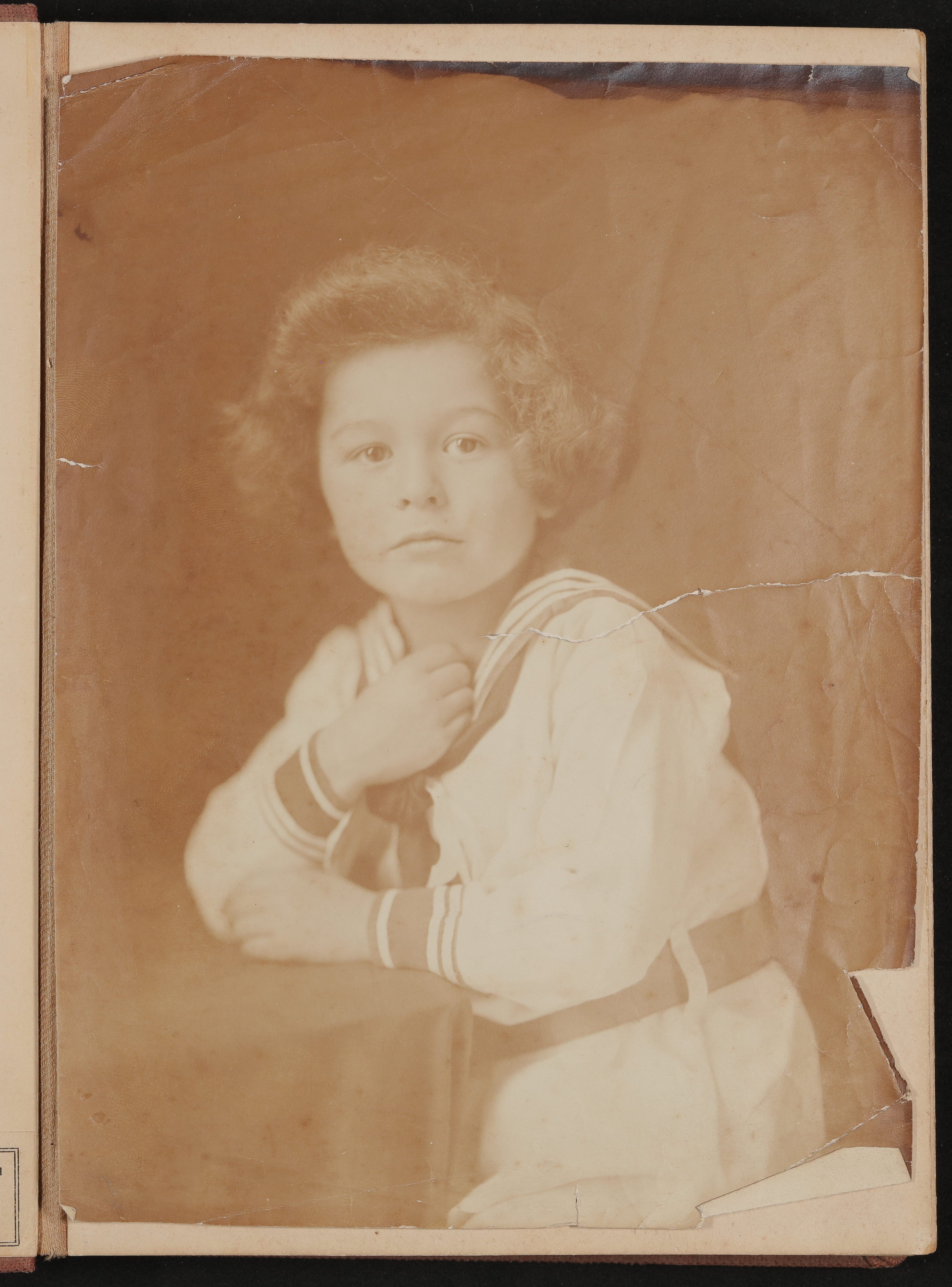 Kinderportrait von Raimund von Hofmannsthal im Matrosenanzug (Freies Deutsches Hochstift / Frankfurter Goethe-Museum CC BY-NC-SA)