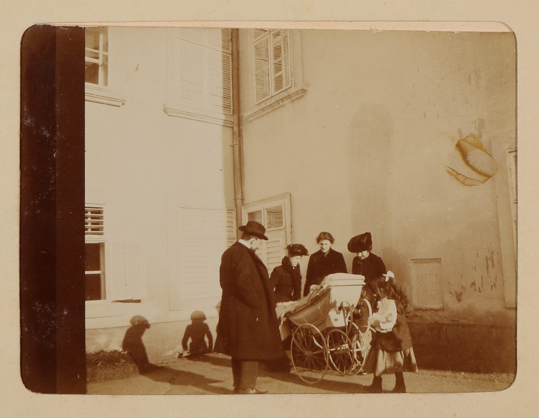Drei Damen, ein Herr und ein kleines Mädchen stehen um einen Kinderwagen herum, in dem wahrscheinlich Christiane von Hofmannsthal als Baby liegt (Freies Deutsches Hochstift / Frankfurter Goethe-Museum CC BY-NC-SA)