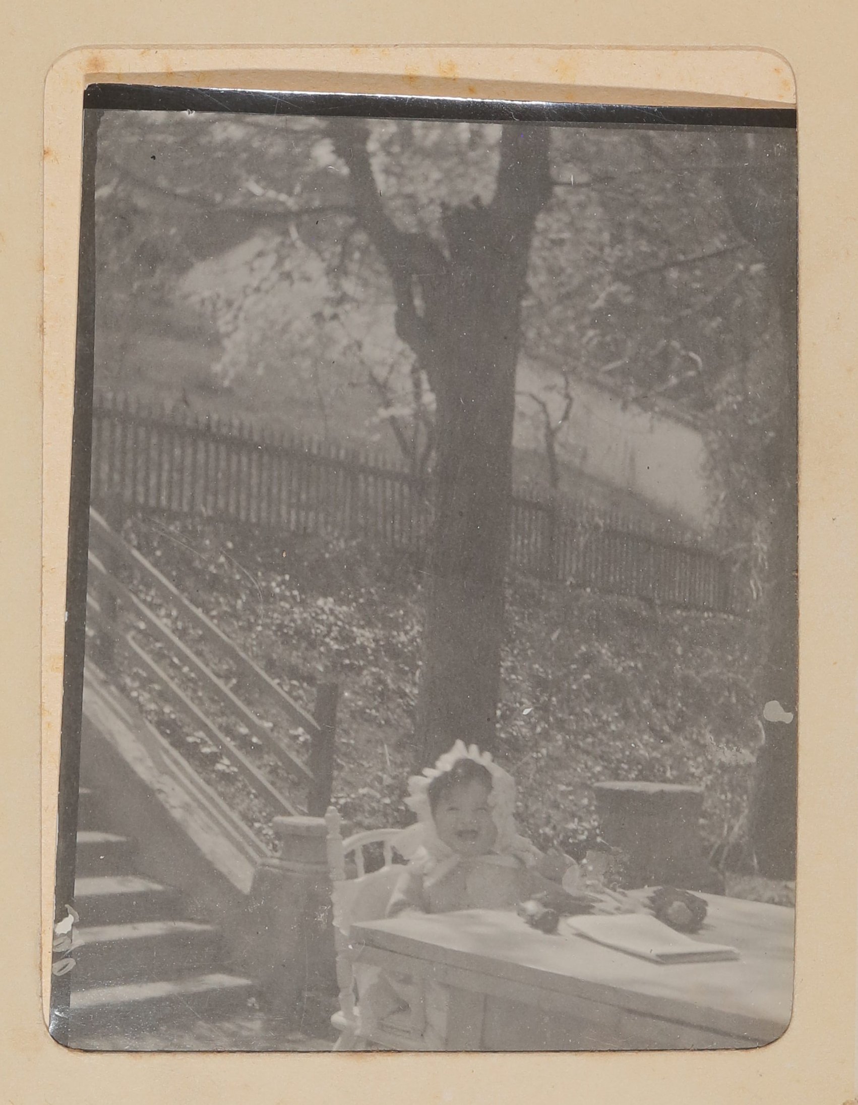 Christiane von Hofmannsthal als Baby im Rodauner Garten am Tisch sitzend (Freies Deutsches Hochstift / Frankfurter Goethe-Museum CC BY-NC-SA)