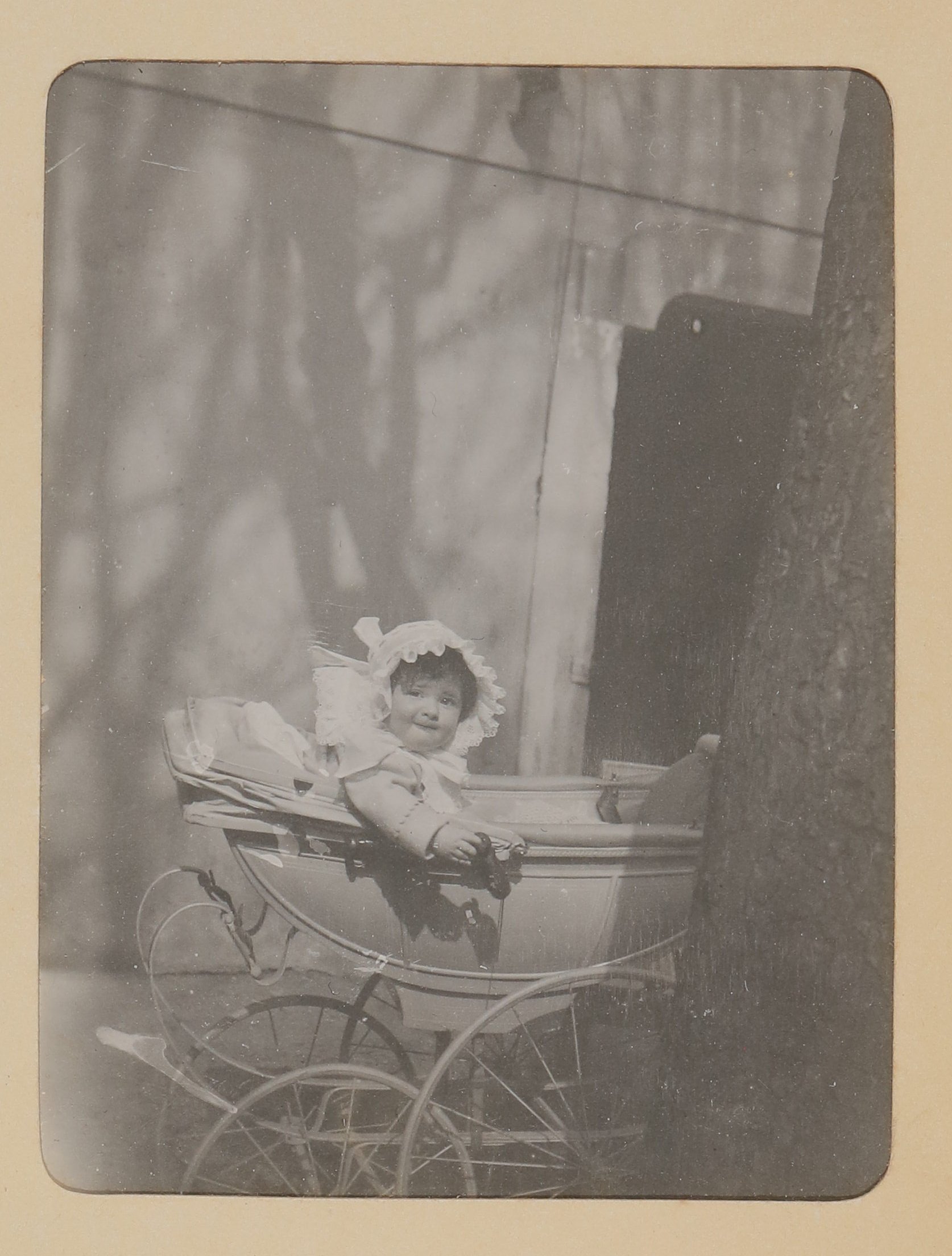Christiane von Hofmannsthal als Baby im Kinderwagen sitzend (Freies Deutsches Hochstift / Frankfurter Goethe-Museum CC BY-NC-SA)