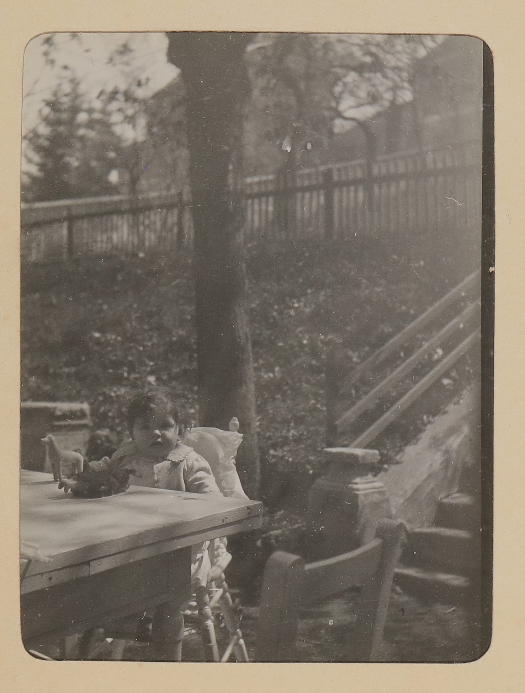 Christiane von Hofmannsthal als Baby im Rodauner Garten am Tisch sitzend (Freies Deutsches Hochstift / Frankfurter Goethe-Museum CC BY-NC-SA)