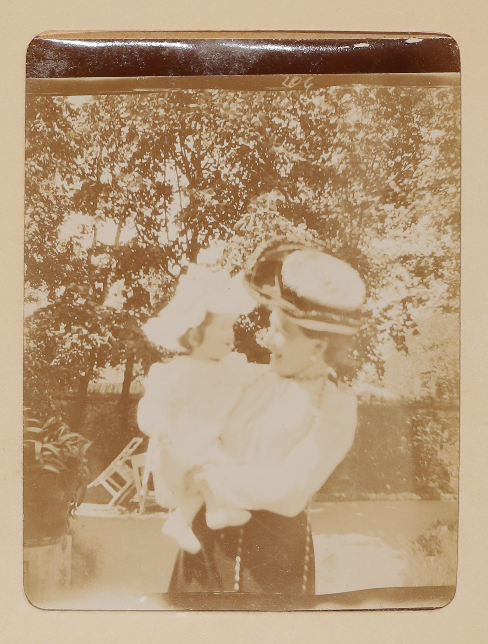 Gerty mit Christiane von Hofmannsthal als Baby auf dem Arm (Freies Deutsches Hochstift / Frankfurter Goethe-Museum CC BY-NC-SA)