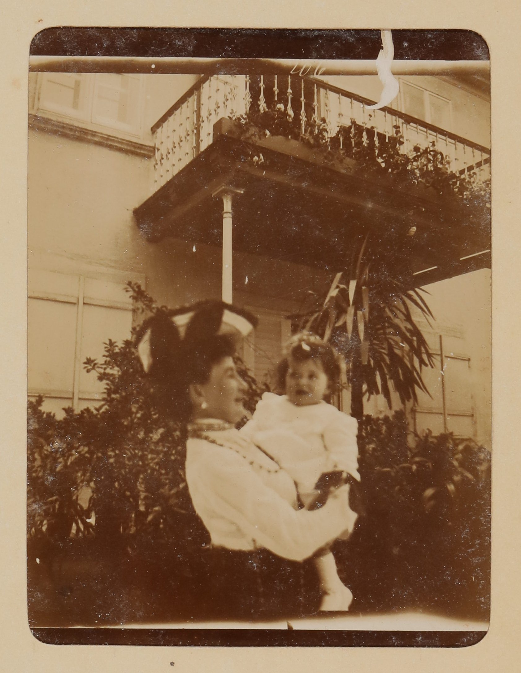Franziska Schlesinger (?) mit Christiane von Hofmannsthal als Baby auf dem Arm im Garten (Freies Deutsches Hochstift / Frankfurter Goethe-Museum CC BY-NC-SA)