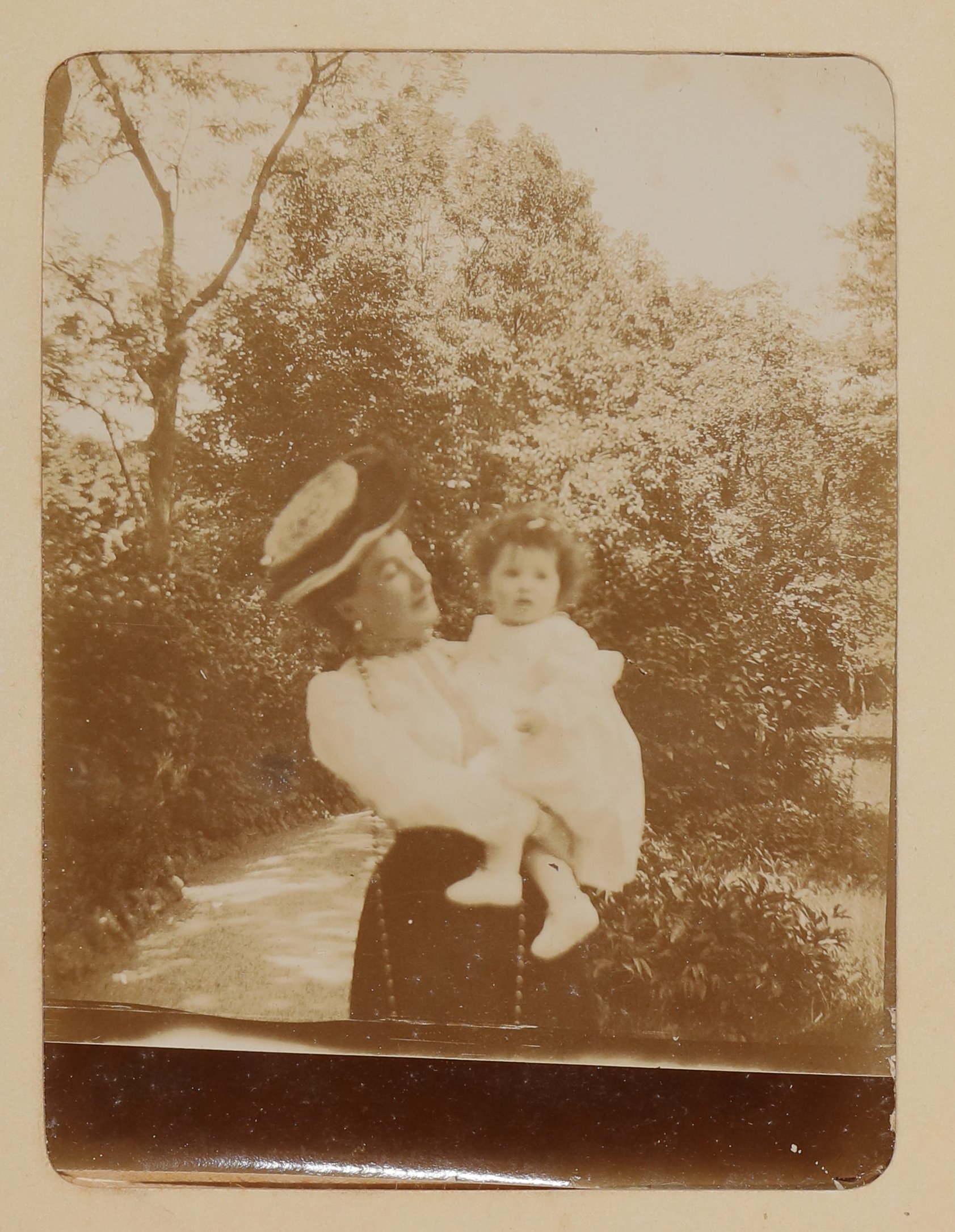 Franziska Schlesinger (?) mit Christiane von Hofmannsthal als Baby auf dem Arm im Garten (Freies Deutsches Hochstift / Frankfurter Goethe-Museum CC BY-NC-SA)
