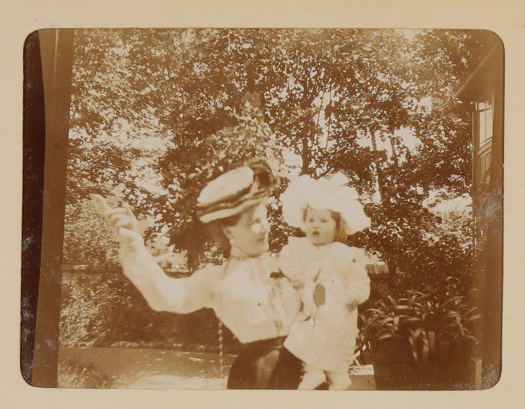 Franziska Schlesinger (?) mit Christiane von Hofmannsthal als Baby auf dem Arm im Garten nach oben zeigend (Freies Deutsches Hochstift / Frankfurter Goethe-Museum CC BY-NC-SA)