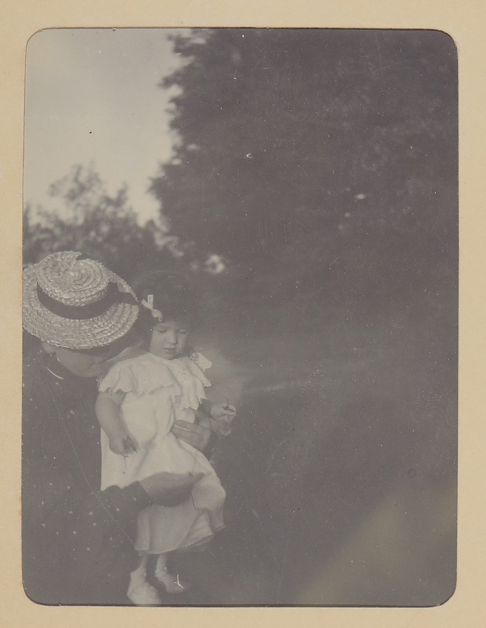 Dame mit Strohhut und gepunktetem Kleid mit Christiane von Hofmannsthal als Baby im Garten (Freies Deutsches Hochstift / Frankfurter Goethe-Museum CC BY-NC-SA)
