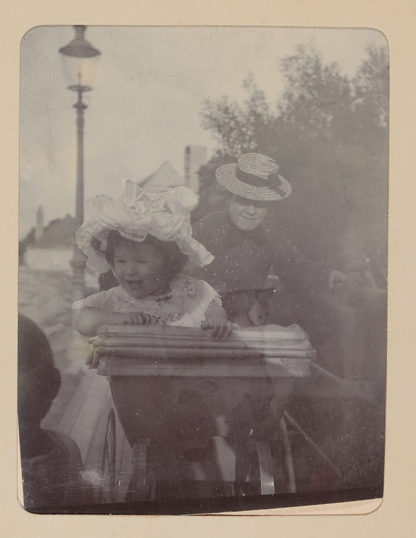 Christiane von Hofmannsthal als Baby im Kinderwagen mit einer Dame mit Strohhut und gepunktetem Kleid (Freies Deutsches Hochstift / Frankfurter Goethe-Museum CC BY-NC-SA)