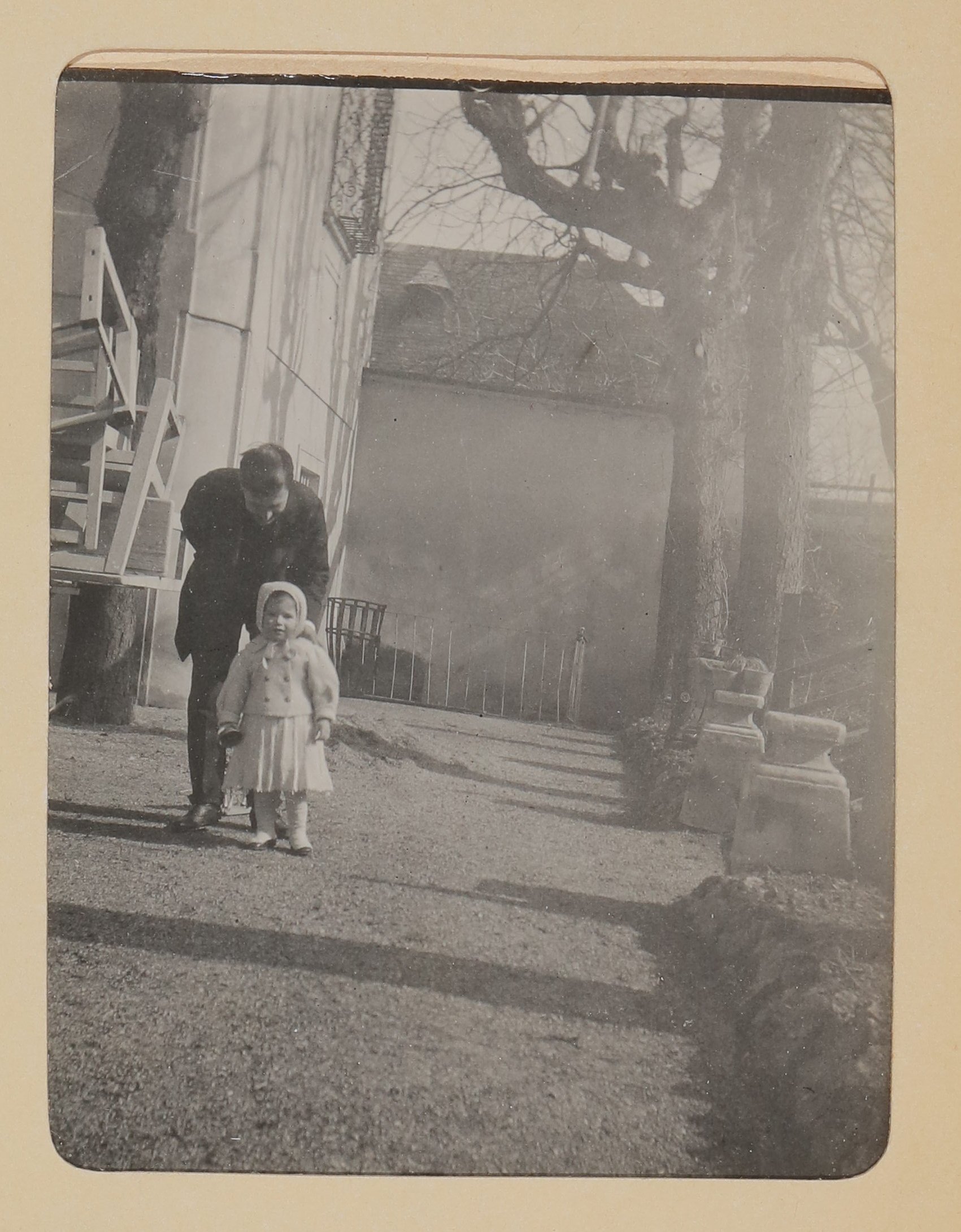 Christiane von Hofmannsthal als Kleinkind mit Hugo von Hofmannsthal im Rodauner Garten (Freies Deutsches Hochstift / Frankfurter Goethe-Museum CC BY-NC-SA)