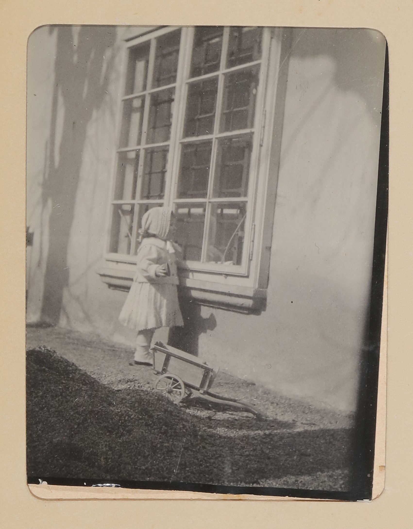 Christiane von Hofmannsthal als Kleinkind im Rodauner Garten zum Fenster hinein schauend (Freies Deutsches Hochstift / Frankfurter Goethe-Museum CC BY-NC-SA)