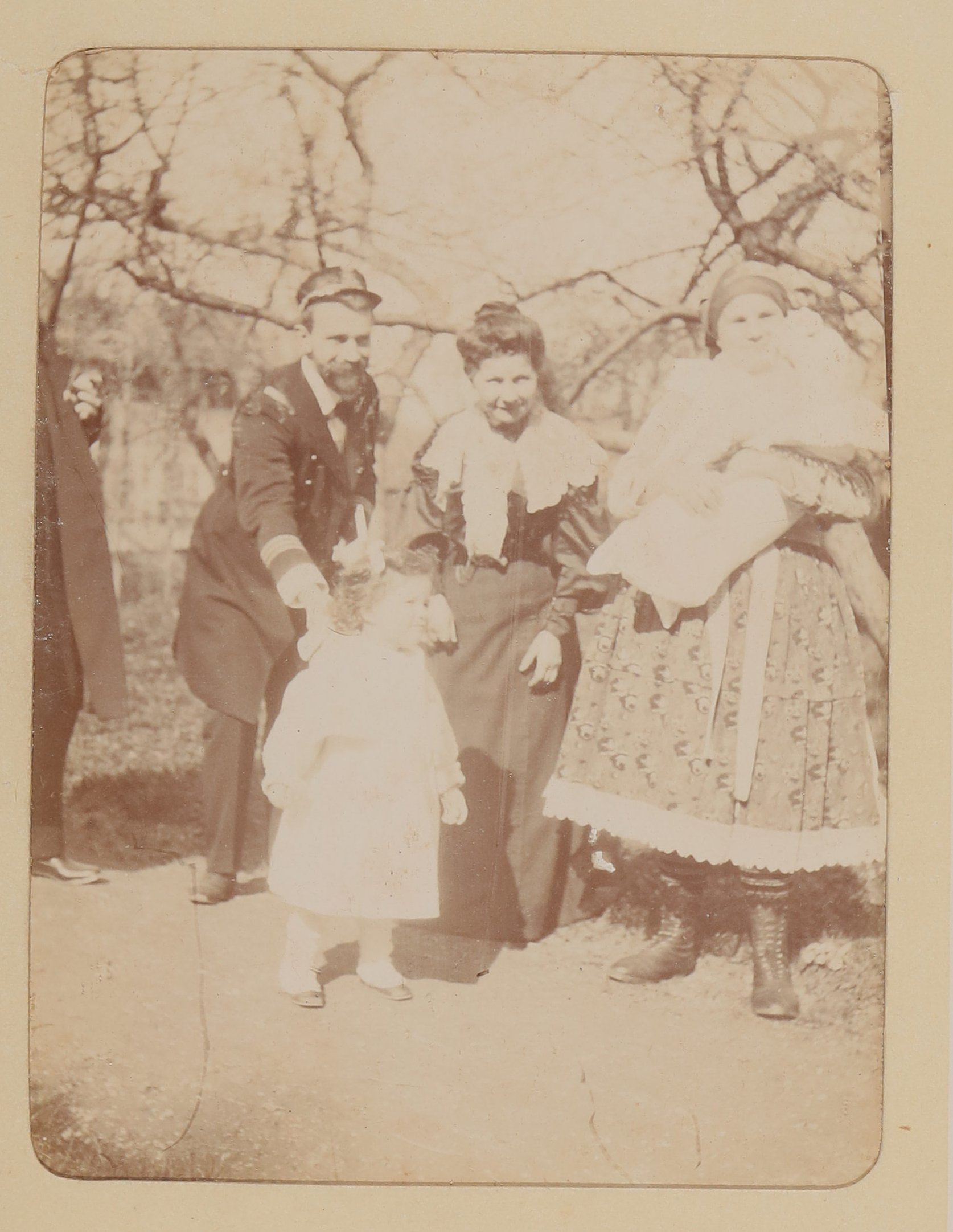 Christiane und Franz von Hofmannsthal als Kinder mit zwei Frauen und einem Mann im Garten (Freies Deutsches Hochstift / Frankfurter Goethe-Museum CC BY-NC-SA)