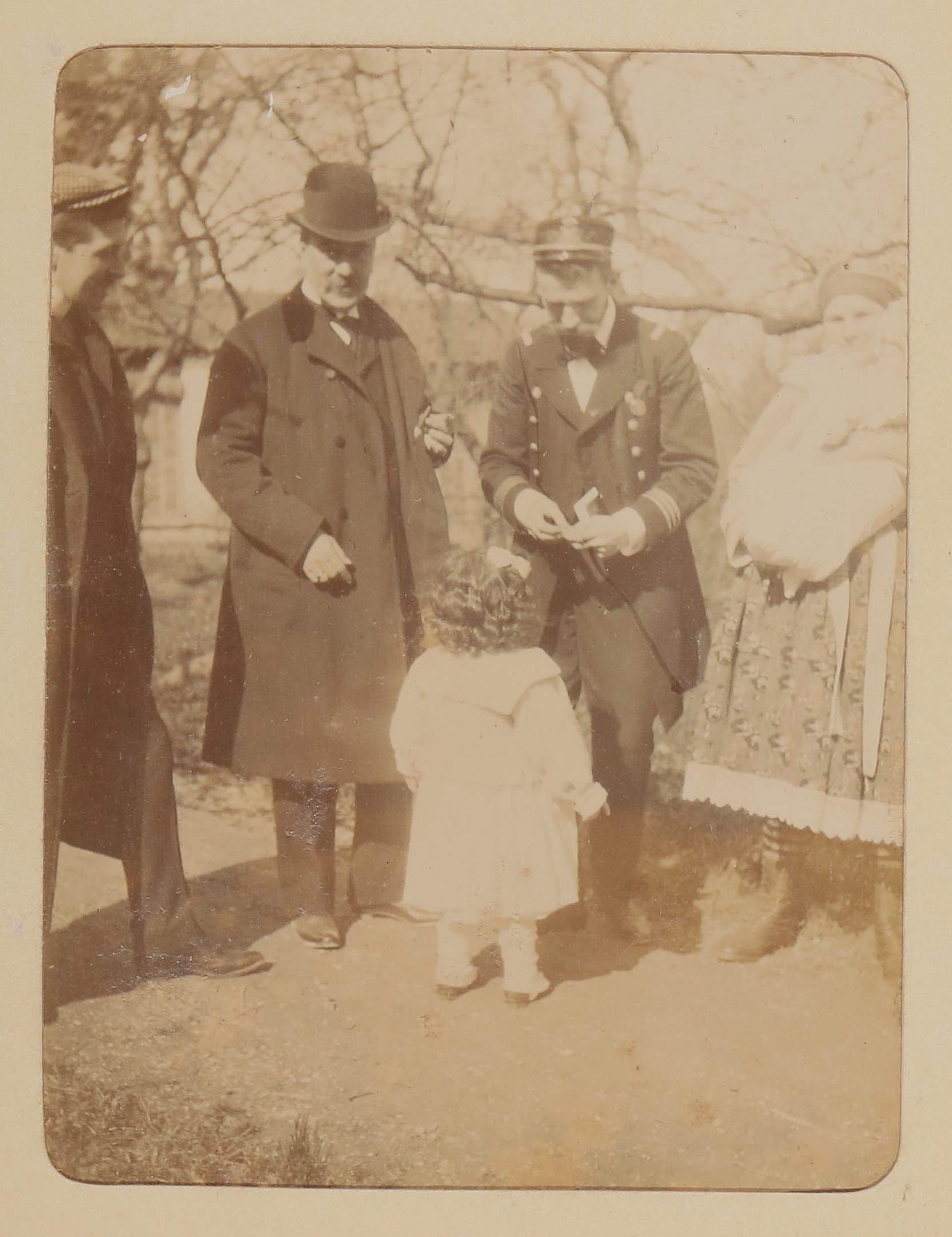 Christiane und Franz von Hofmannsthal als Kinder mit einer Frau und drei Männern im Garten (Freies Deutsches Hochstift / Frankfurter Goethe-Museum CC BY-NC-SA)