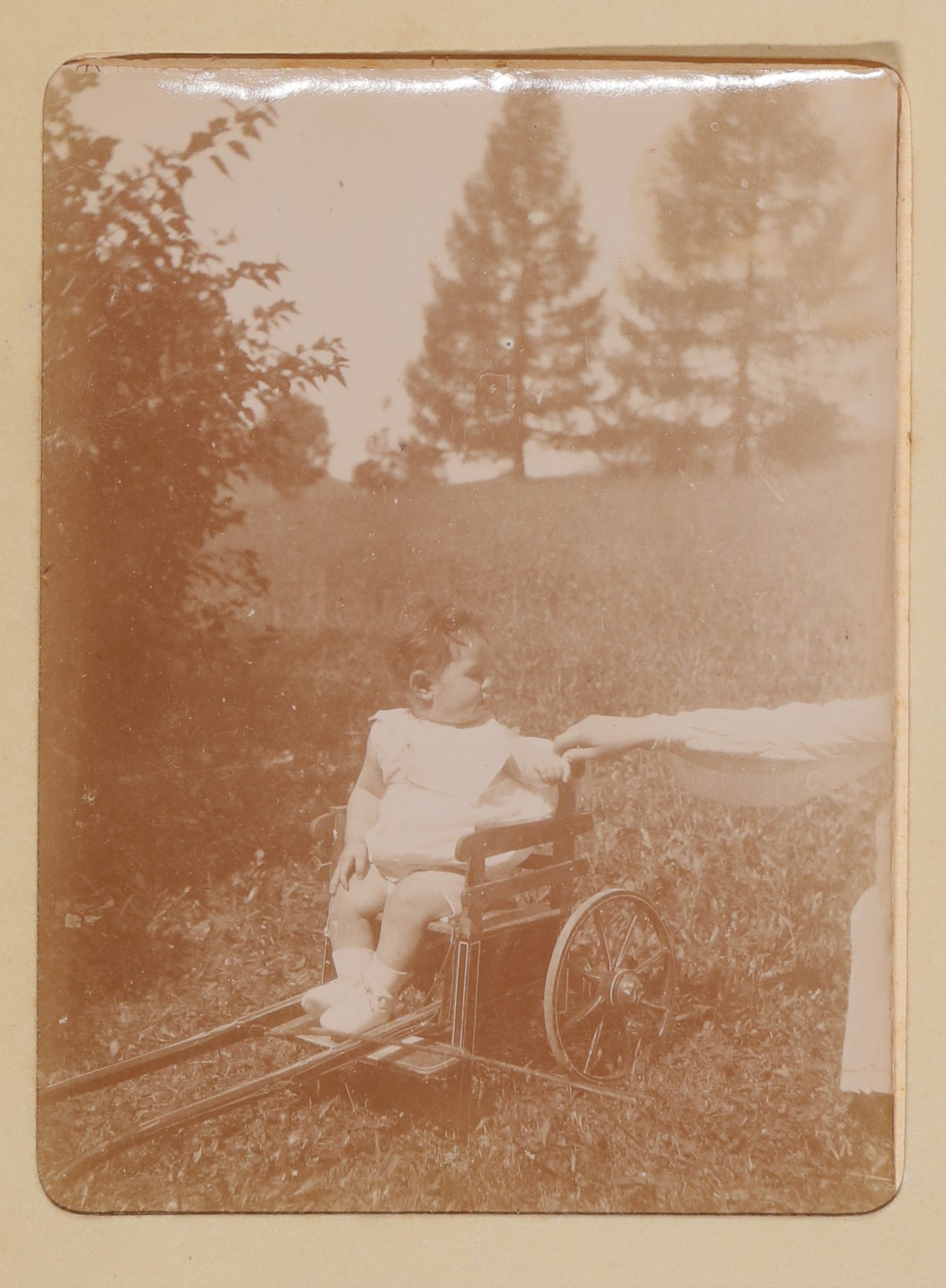 Ein Baby (wahrscheinlich Franz von Hofmannsthal) in einem Rollstuhl auf einer Wiese in Aussee (Freies Deutsches Hochstift / Frankfurter Goethe-Museum CC BY-NC-SA)