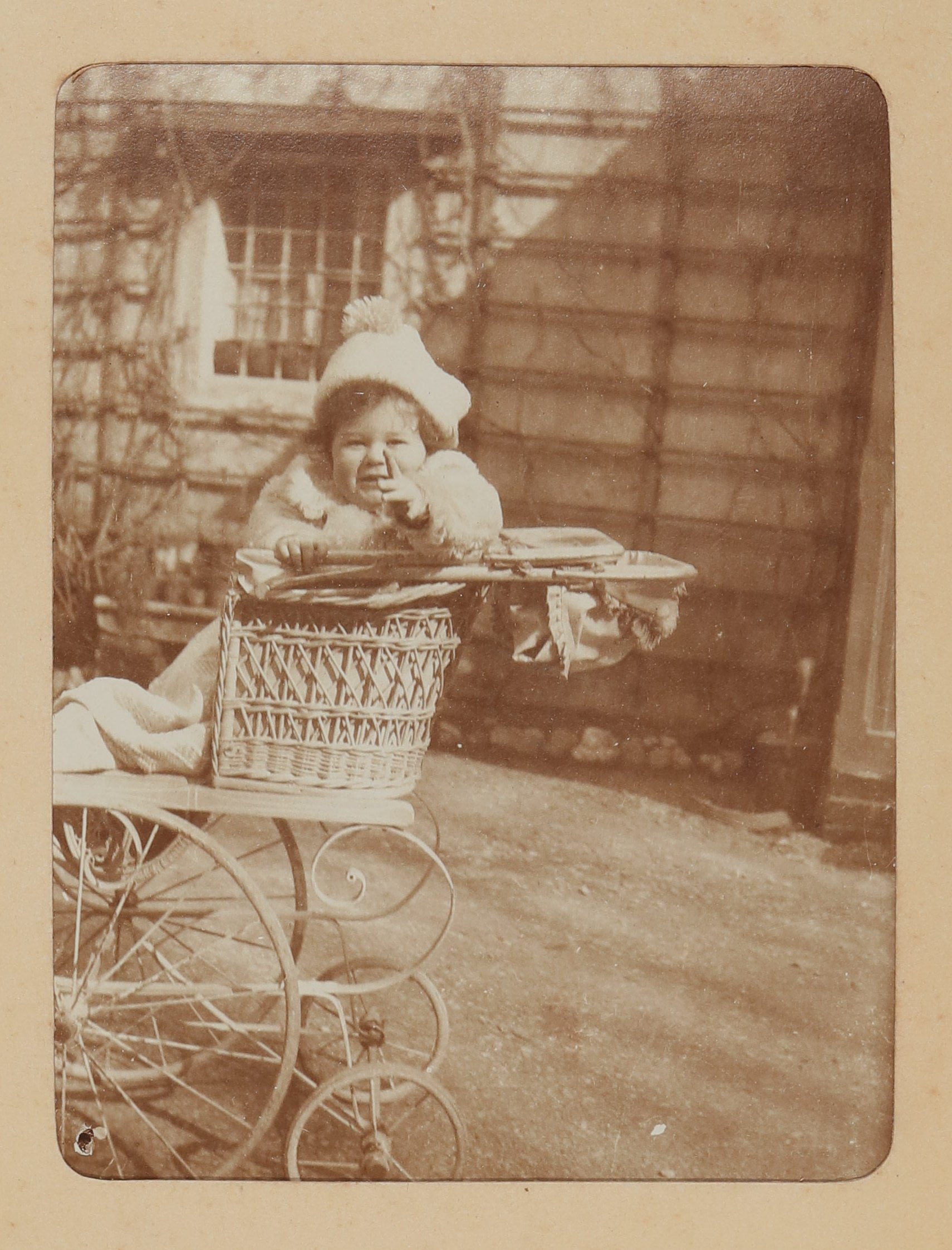 Franz von Hofmannsthal als Baby mit Mütze im Kinderwagen (Freies Deutsches Hochstift / Frankfurter Goethe-Museum CC BY-NC-SA)