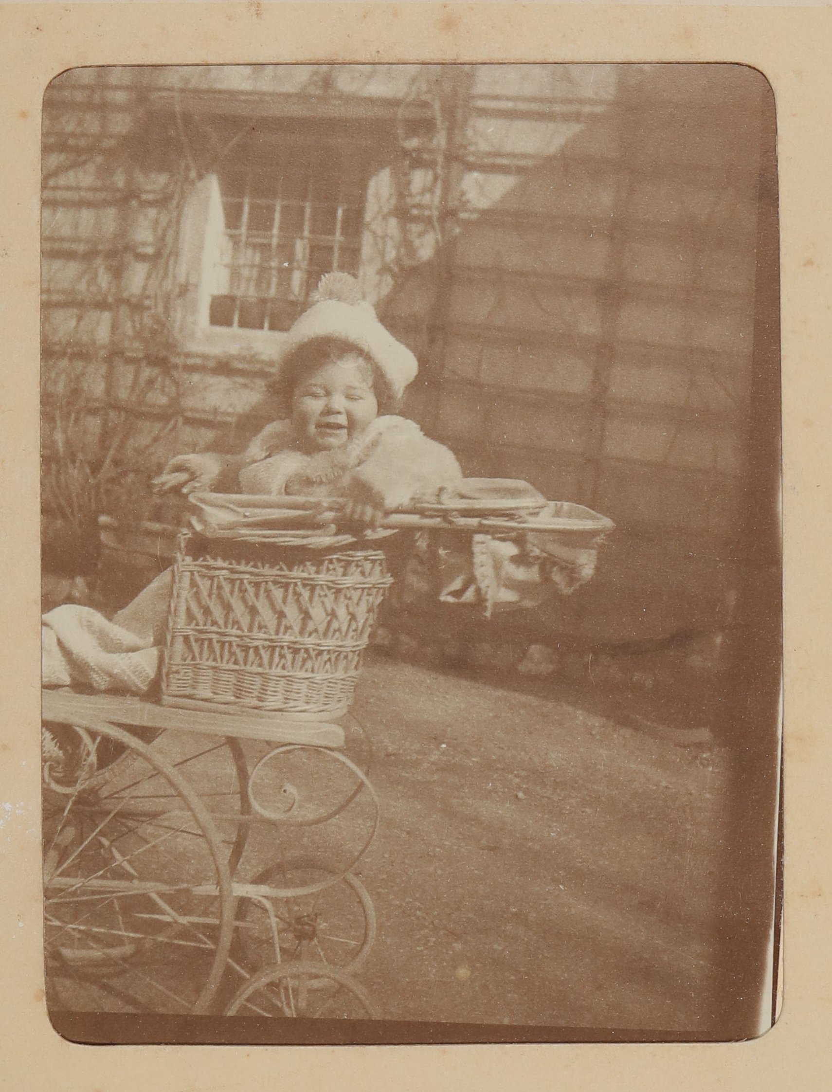 Franz von Hofmannsthal als Baby mit Mütze im Kinderwagen (Freies Deutsches Hochstift / Frankfurter Goethe-Museum CC BY-NC-SA)