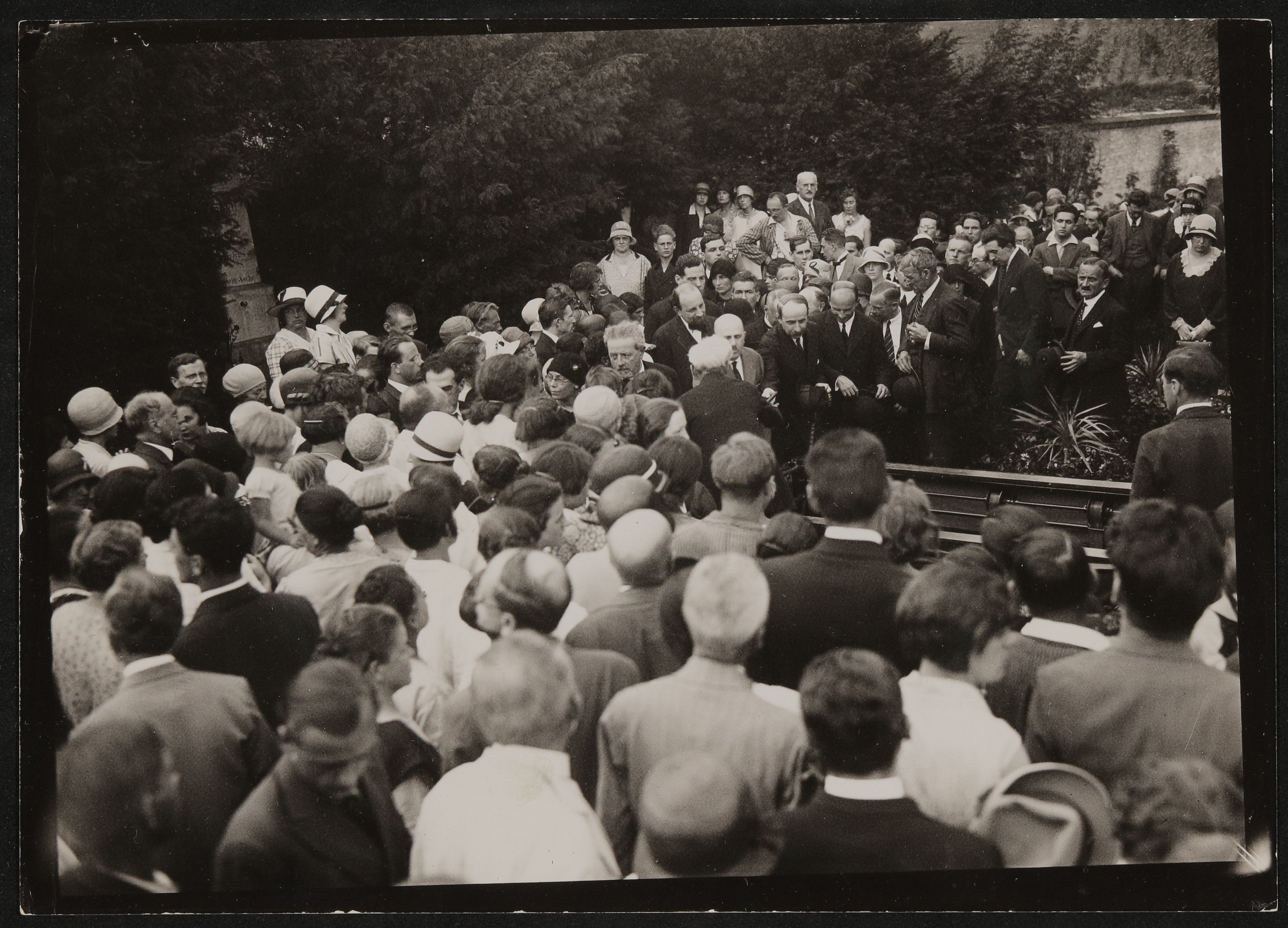 Trauergäste umringen den Sarg bei Hofmannsthals Beerdigung (Freies Deutsches Hochstift / Frankfurter Goethe-Museum CC BY-NC-SA)