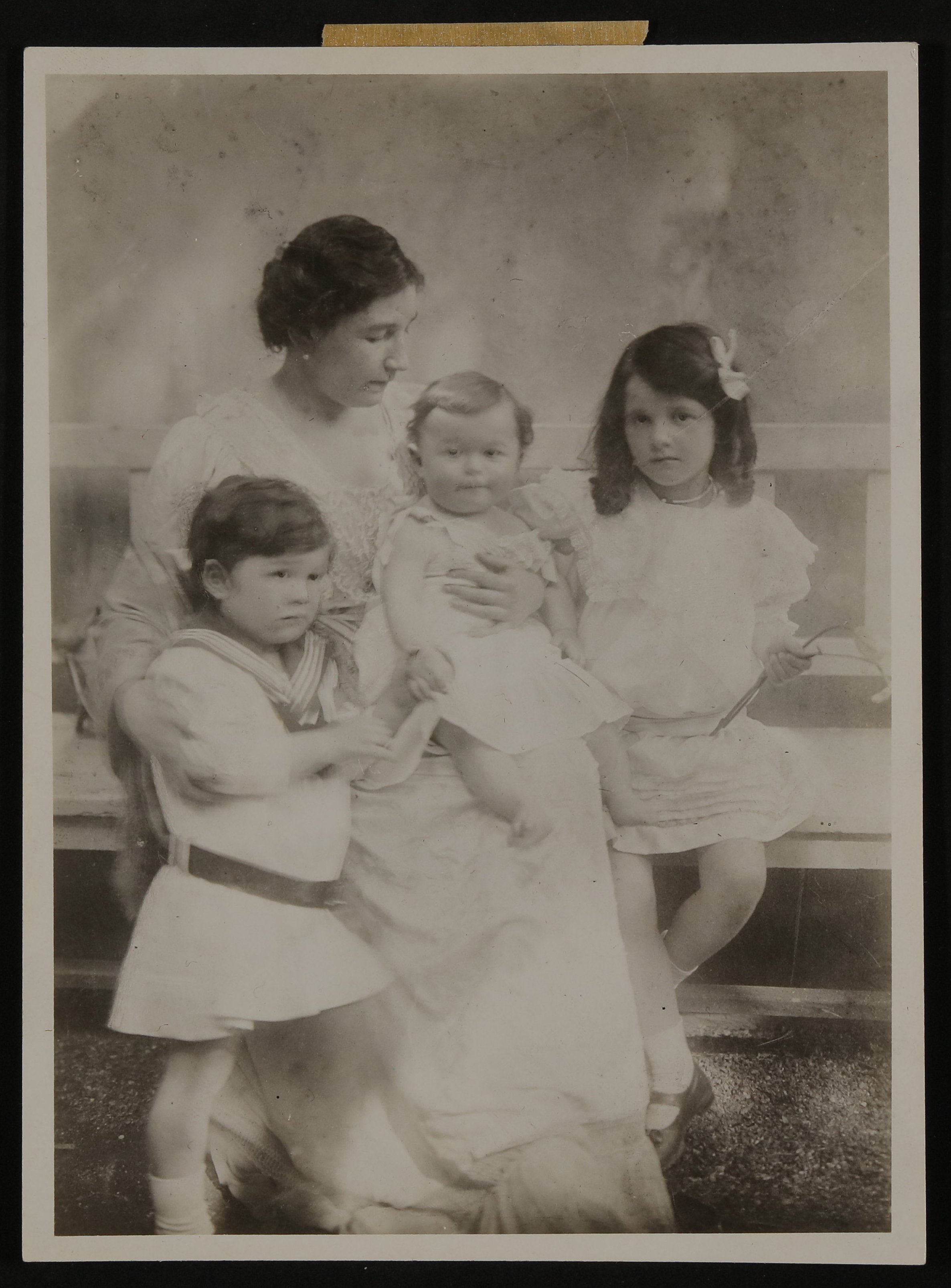 Gerty von Hofmannsthal mit ihren drei Kindern (Franz, Raimund, Christiane) auf einer Bank sitzend (Vera Graaf CC BY-NC-SA)