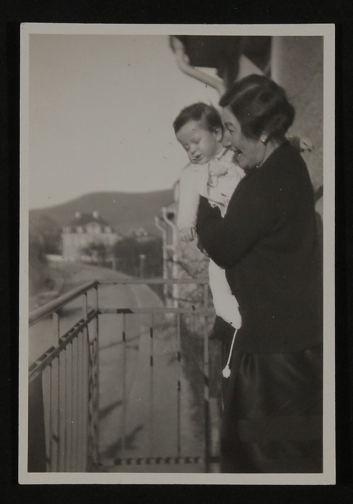 Gerty von Hofmannsthal als mittelalte Dame mit einem Baby auf dem Arm (Vera Graaf CC BY-NC-SA)