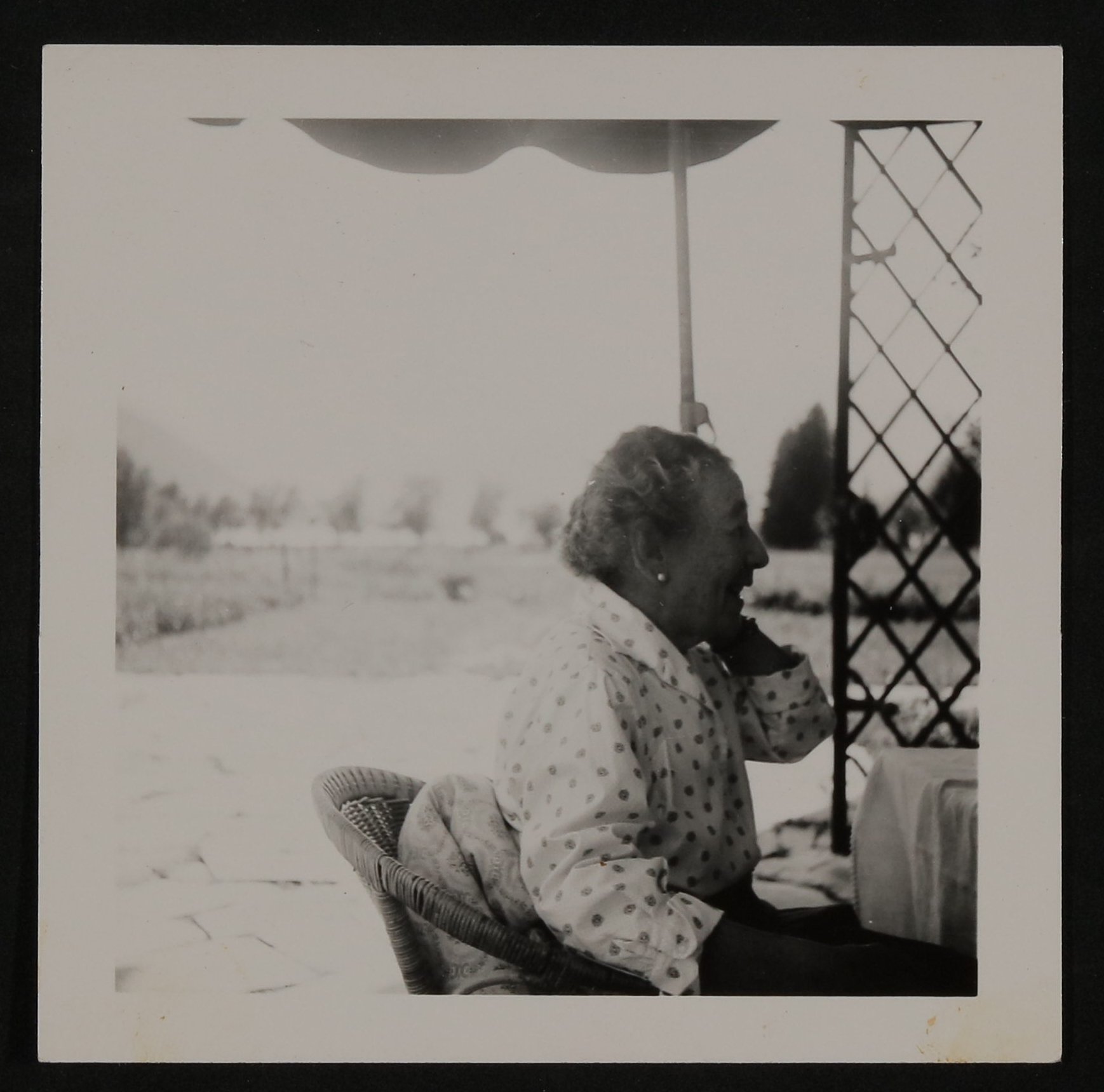 Gerty von Hofmannsthal als ältere Dame in einer gepunkteten Bluse im Garten sitzend (Vera Graaf CC BY-NC-SA)