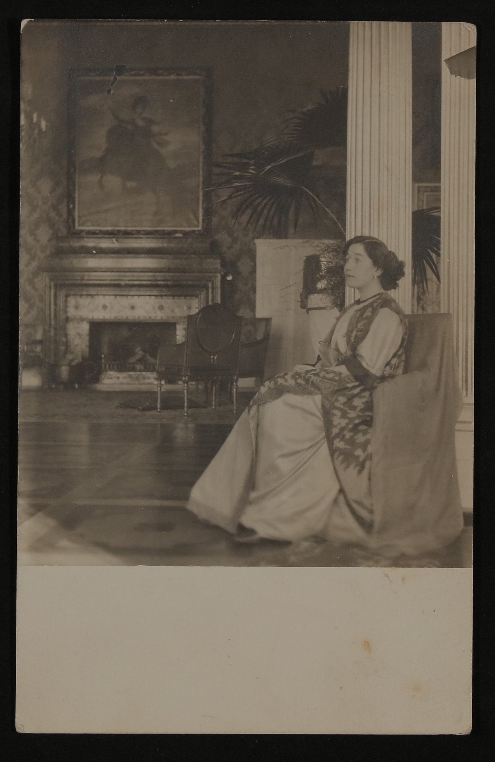 Gerty von Hofmannsthal als junge Frau in einem Gewand in einem Salon mit Säulen sitzend (Vera Graaf CC BY-NC-SA)