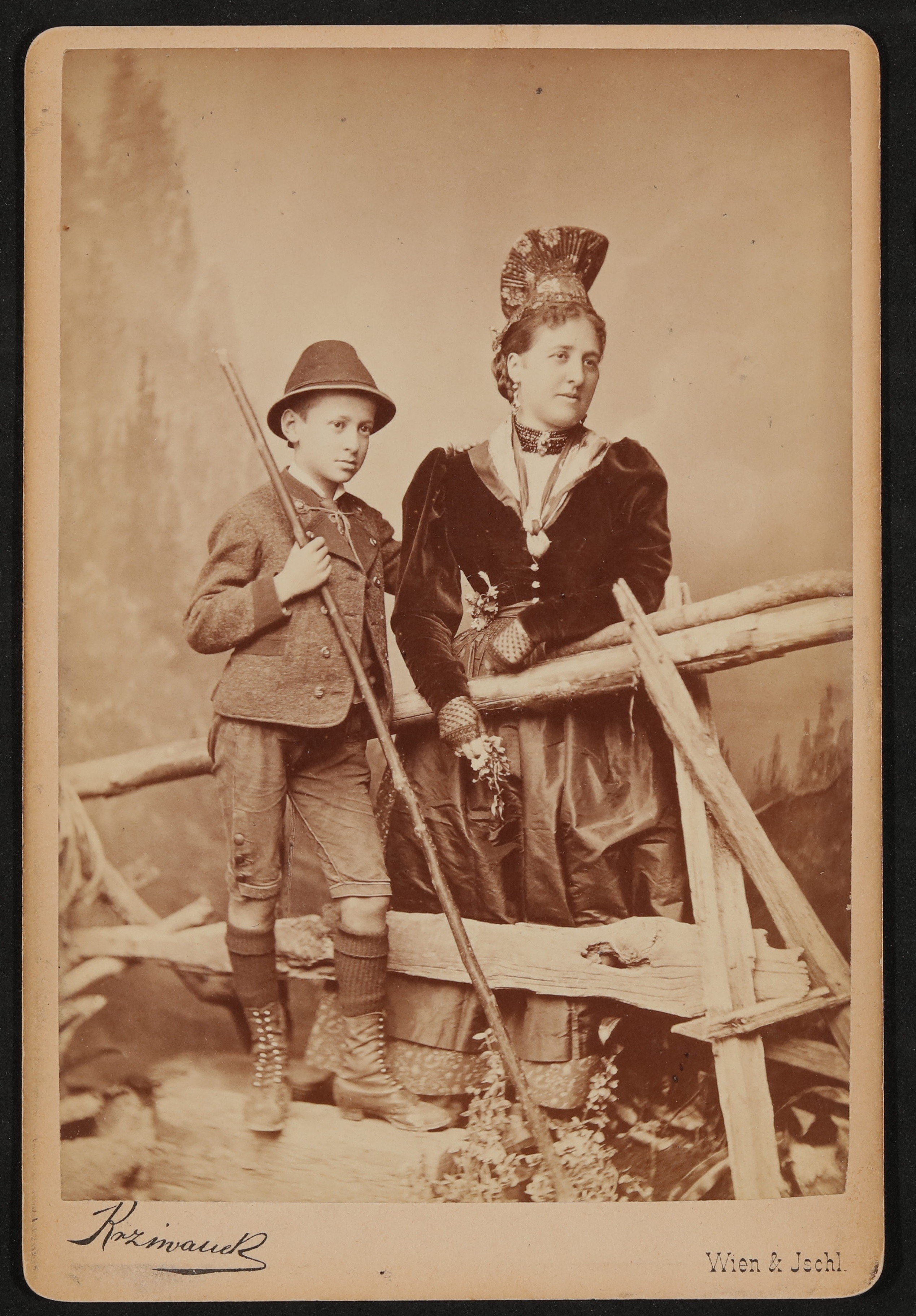 Hofmannsthal als Kind mit seiner Mutter in steirischer Tracht (Freies Deutsches Hochstift / Frankfurter Goethe-Museum CC BY-NC-SA)