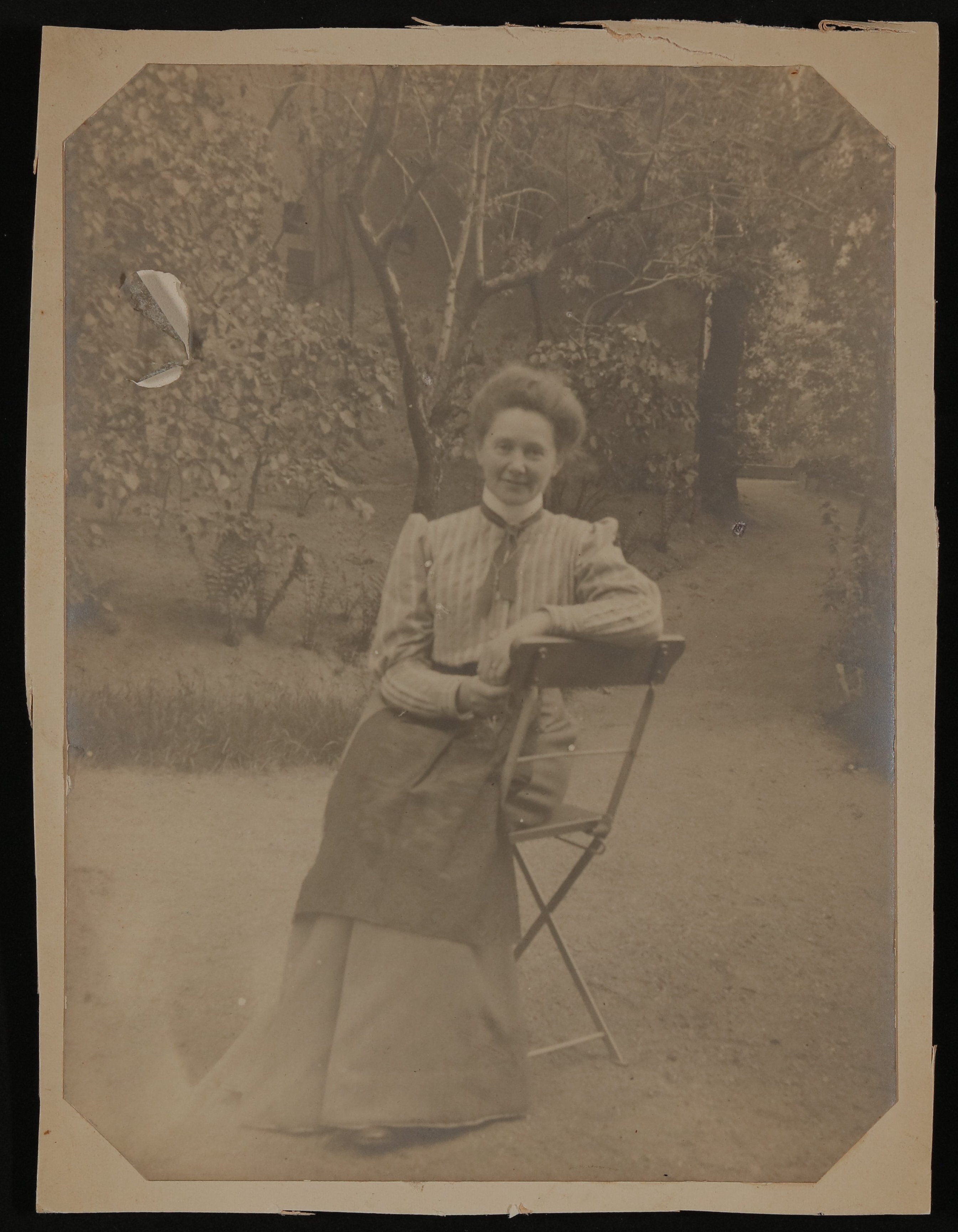 Die Mutter von Heinrich Zimmer, im Garten sitzend (Vera Graaf CC BY-NC-SA)