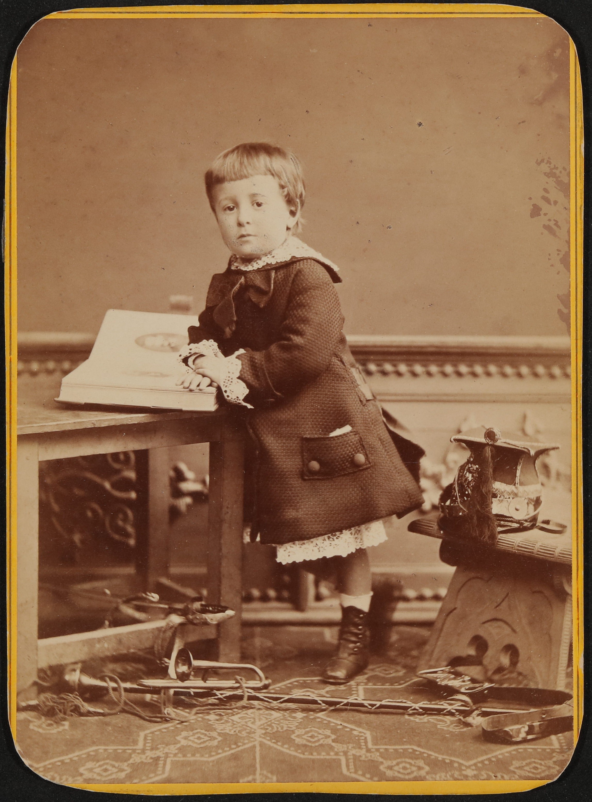 Hofmannsthal als Kleinkind, stehend, auf aufgeschlagenem Buch lehnend, im Atelier (Freies Deutsches Hochstift / Frankfurter Goethe-Museum CC BY-NC-SA)