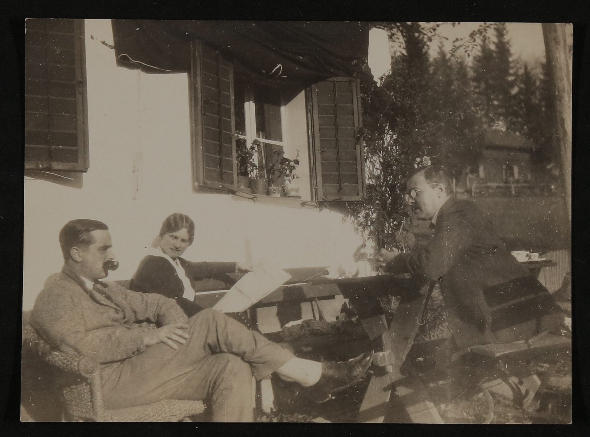 Carl Jacob Burckhardt, Hugo von Hofmannsthal mit einer Dame (Ottonie?) vor dem Haus in Altaussee sitzend (Vera Graaf CC BY-NC-SA)