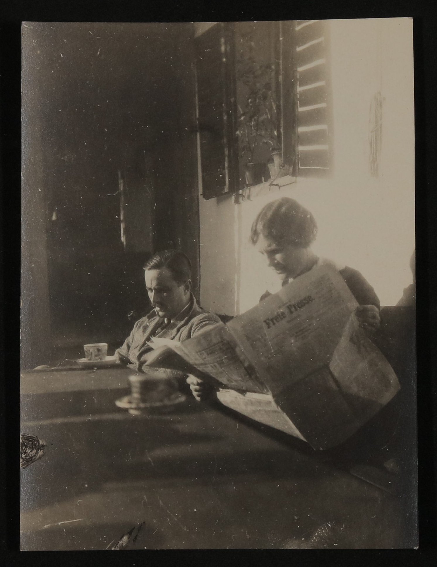 Carl Jacob Burckhardt und eine zeitungslesende Dame (Ottonie?) vor dem Haus in Altaussee sitzend (Vera Graaf CC BY-NC-SA)